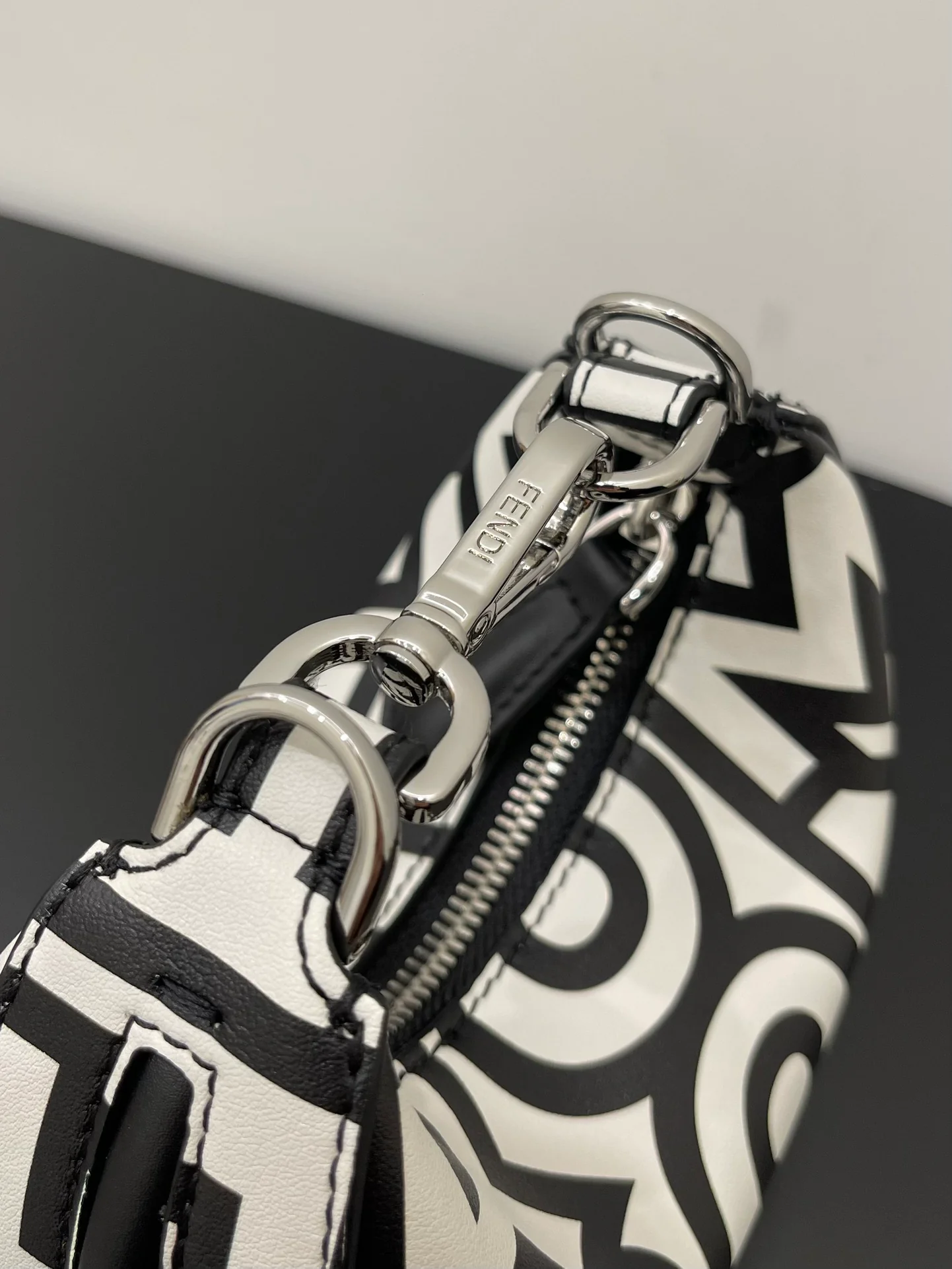 Мини-сумка Fendi Praphy Crescent Moon через плечо — черно-белая коллаборация.