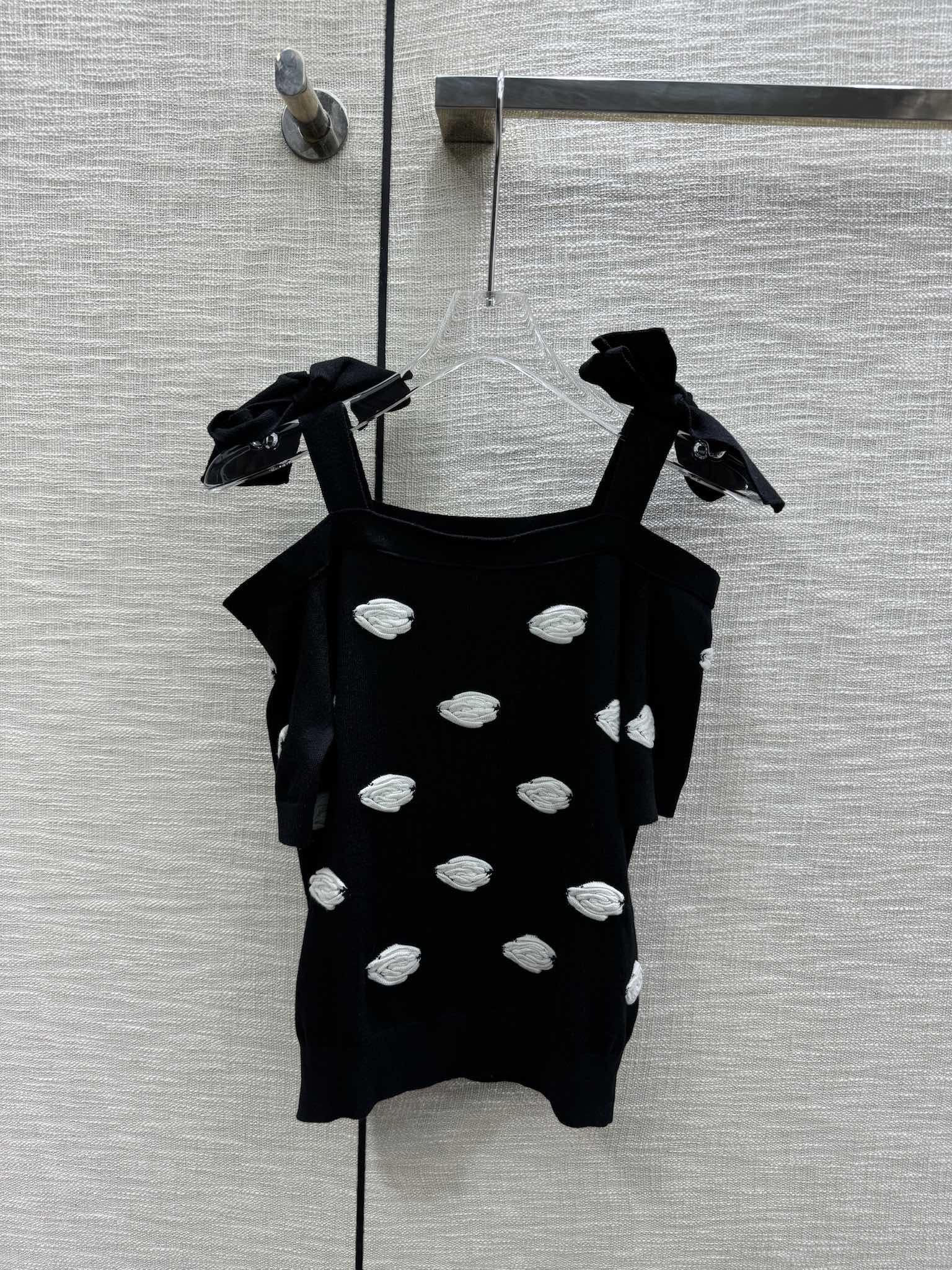 Chanel - 2403 - Вязаный топ с короткими рукавами и бантом, открытыми плечами