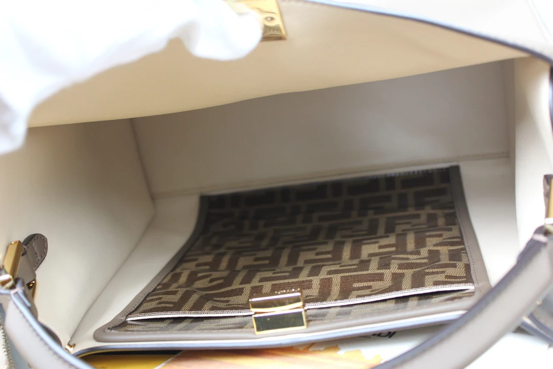 Сумка Fendi Peekaboo Lite Medium из темно-коричневой кожи.