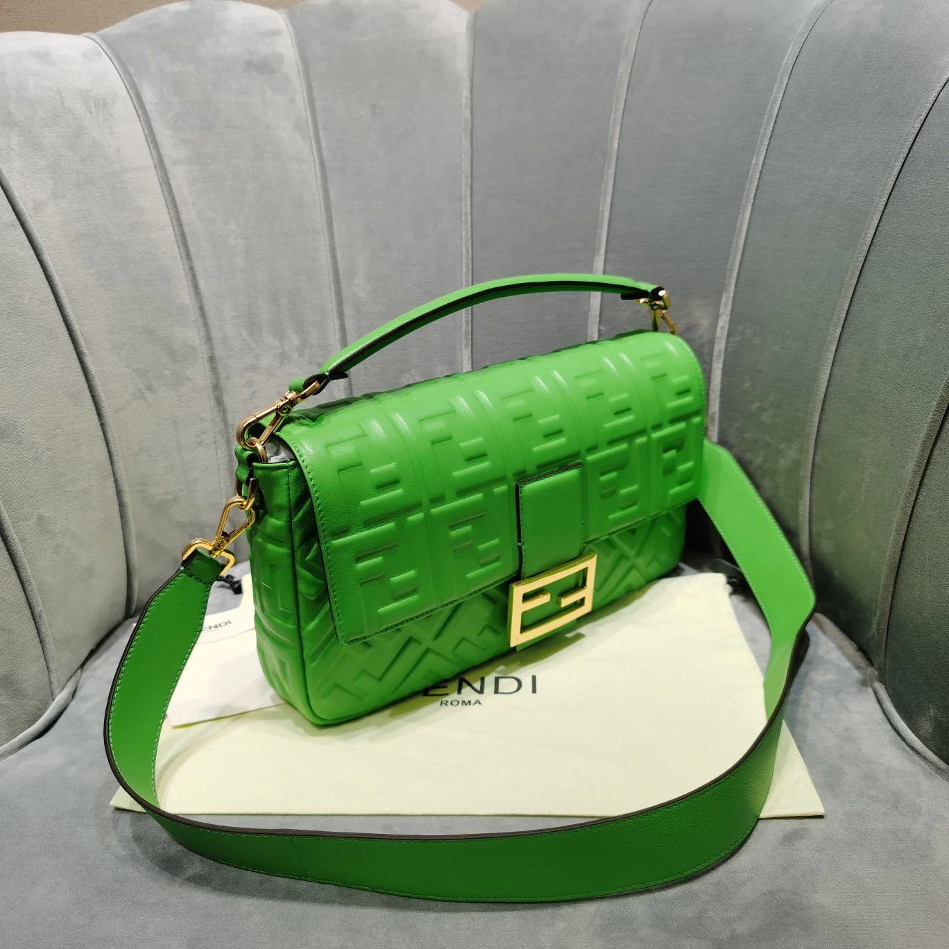 Сумка-багет Fendi Baguette средней длины из зеленой кожи.