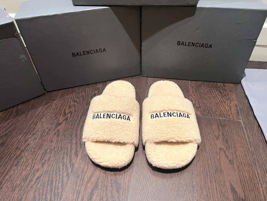 Новинка весны/лета: плюшевые тапочки Balenciaga - размеры 35-40.