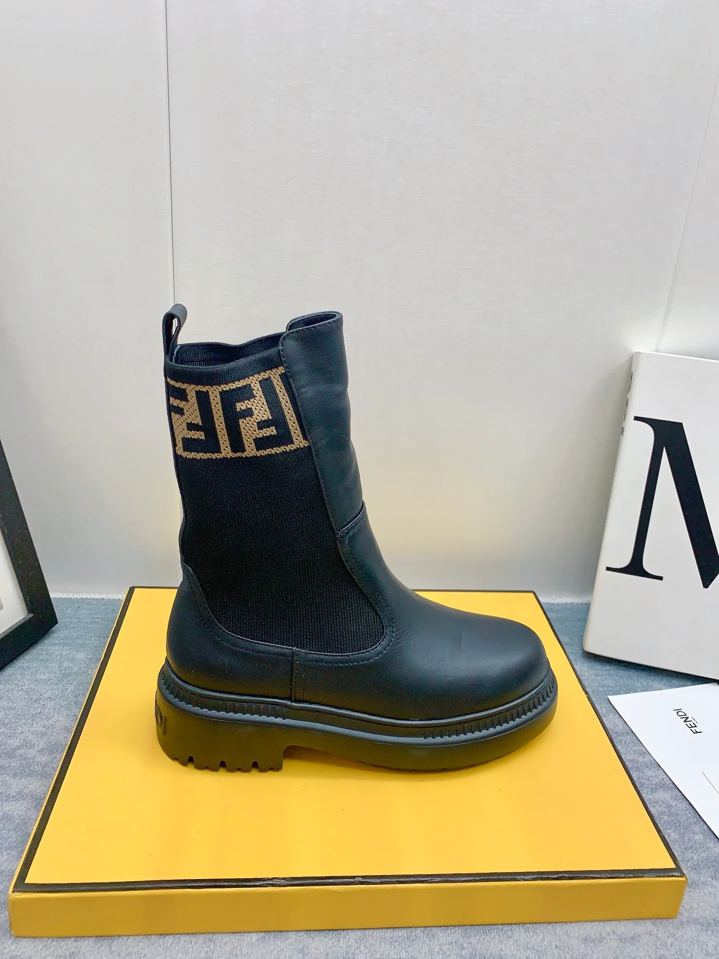 Новинка сезона осень/зима 2023 от Fendi - Ботильоны с монограммой - Черные