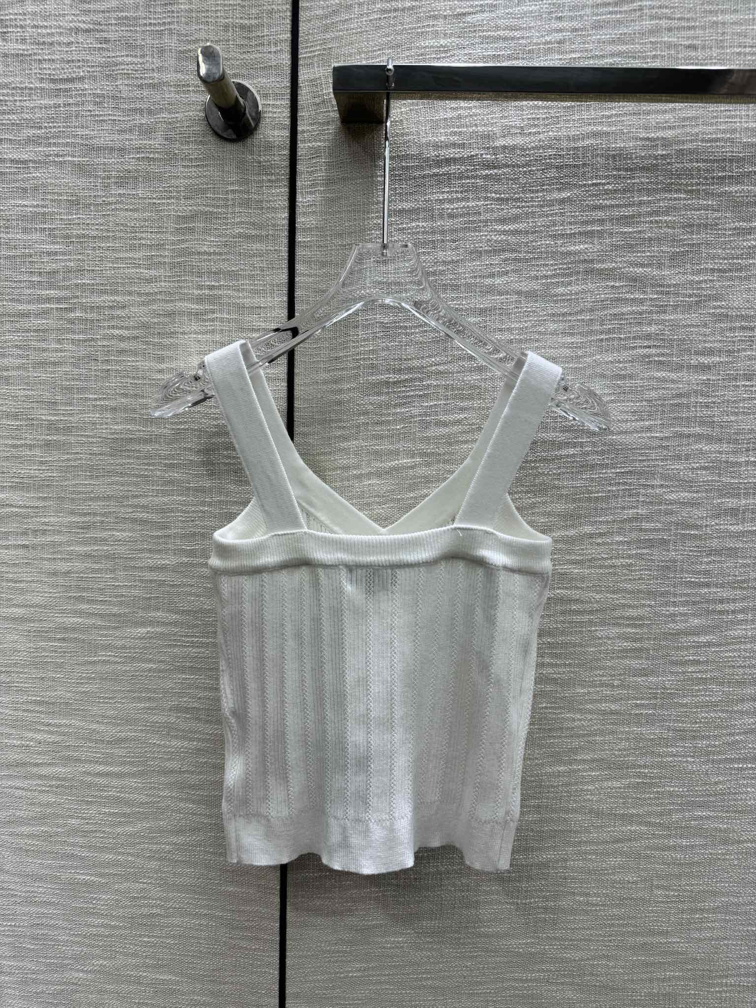 Chanel - Коллекция ?Ранняя весна? 2403-24: Трикотажная майка с V-образным вырезом, расшитая пайетками.