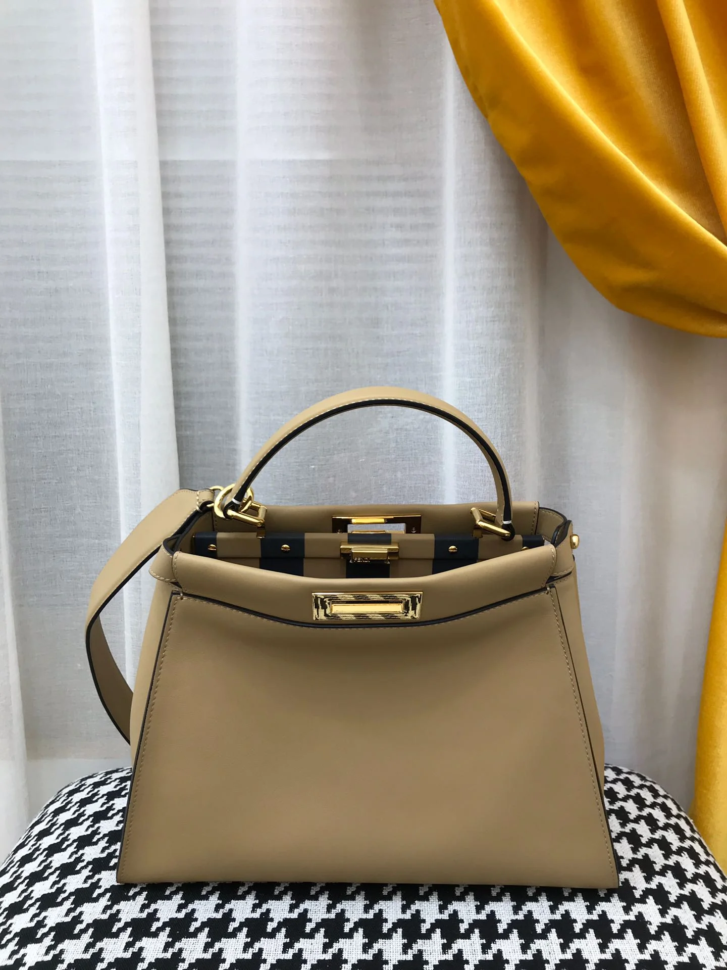Сумка Fendi Peekaboo Medium из абрикосовой кожи.