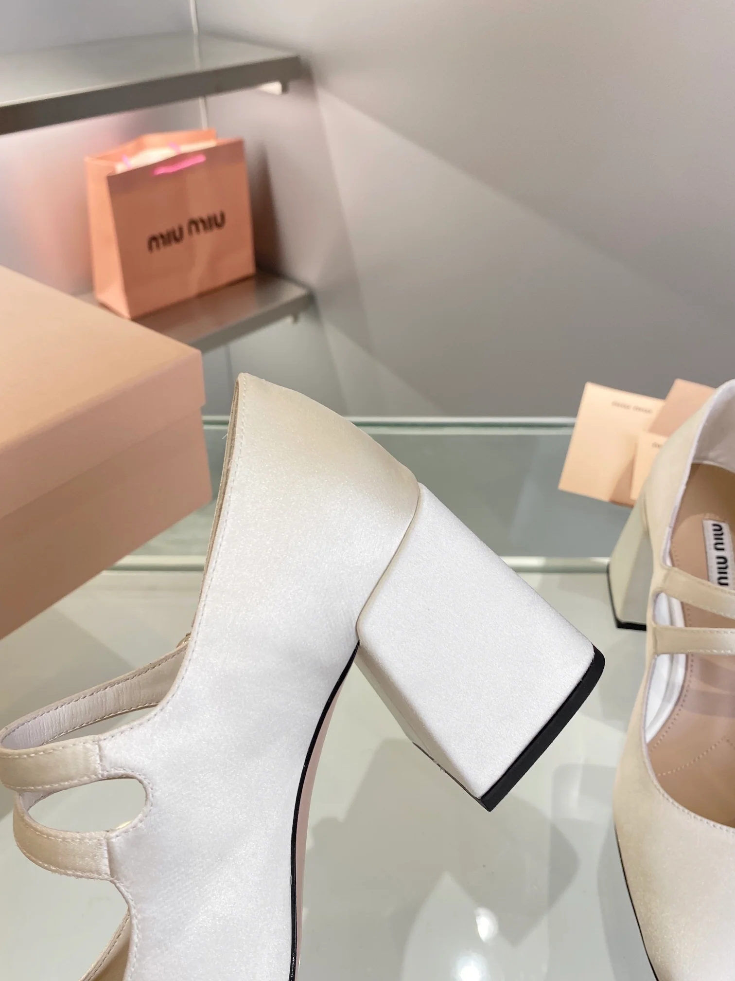 Новинка осенне-зимней коллекции Miu Miu 2023 — туфли Мэри Джейн на высоком каблуке с блестками и стразами (7 см) — белые.