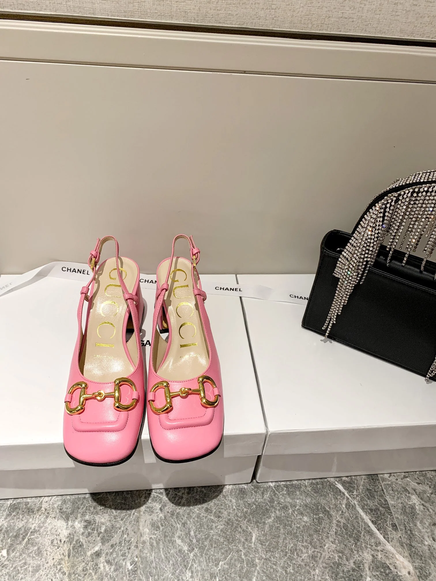 Сандалии Gucci в стиле ретро с квадратным носком и низким каблуком