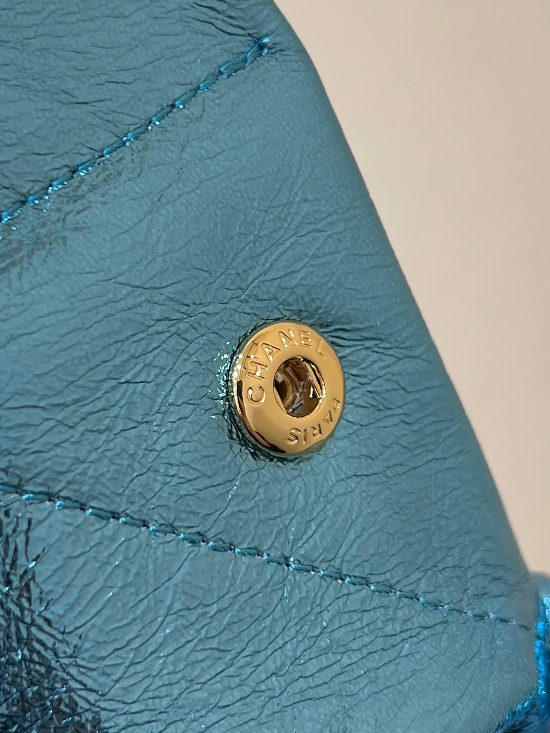 Мусорный мешок Chanel 25c из металлизированной кожи - синий
