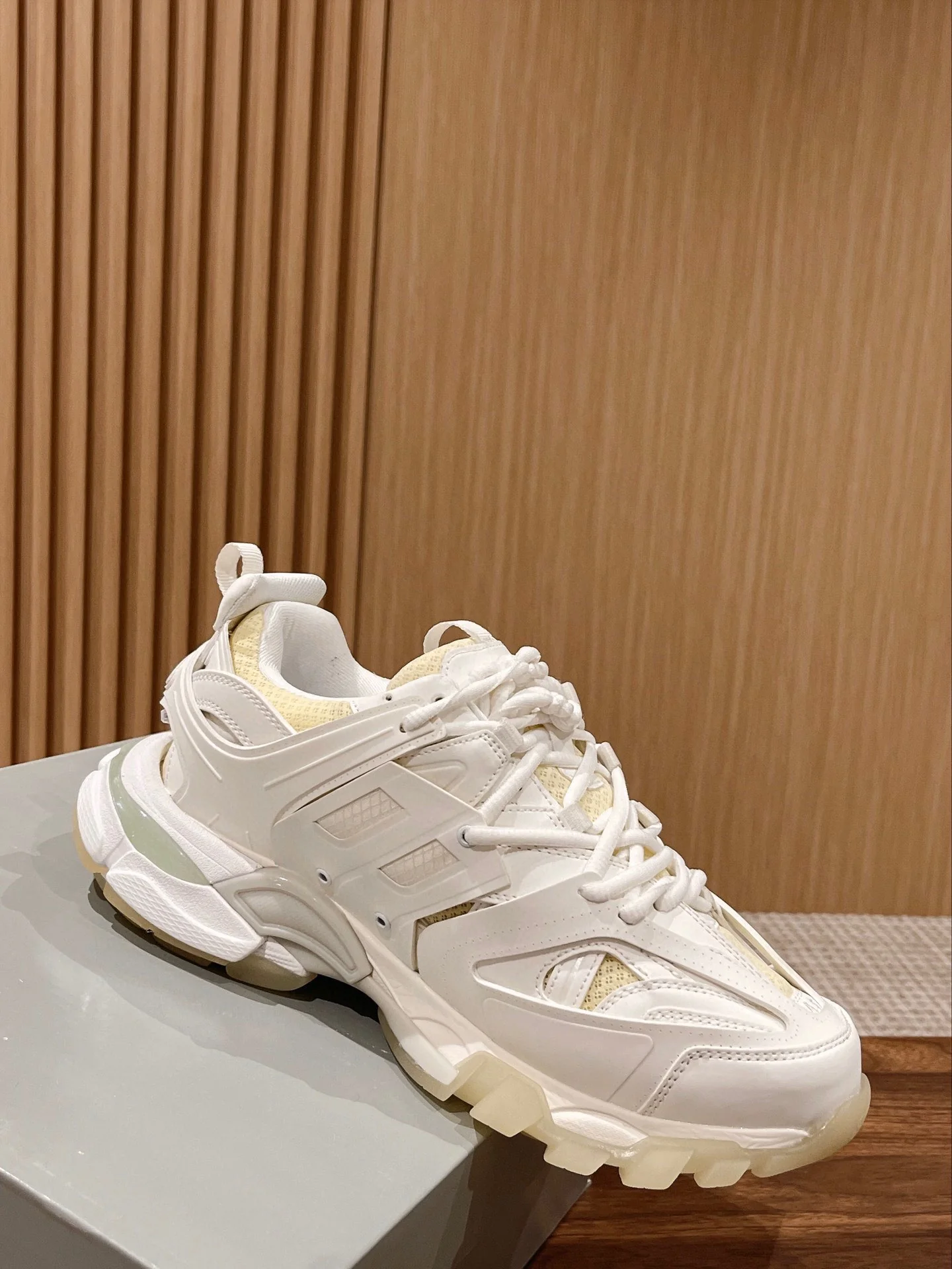 Кроссовки Balenciaga Track 3-0 (3-е поколение) Chunk - Унисекс - Белые - 1