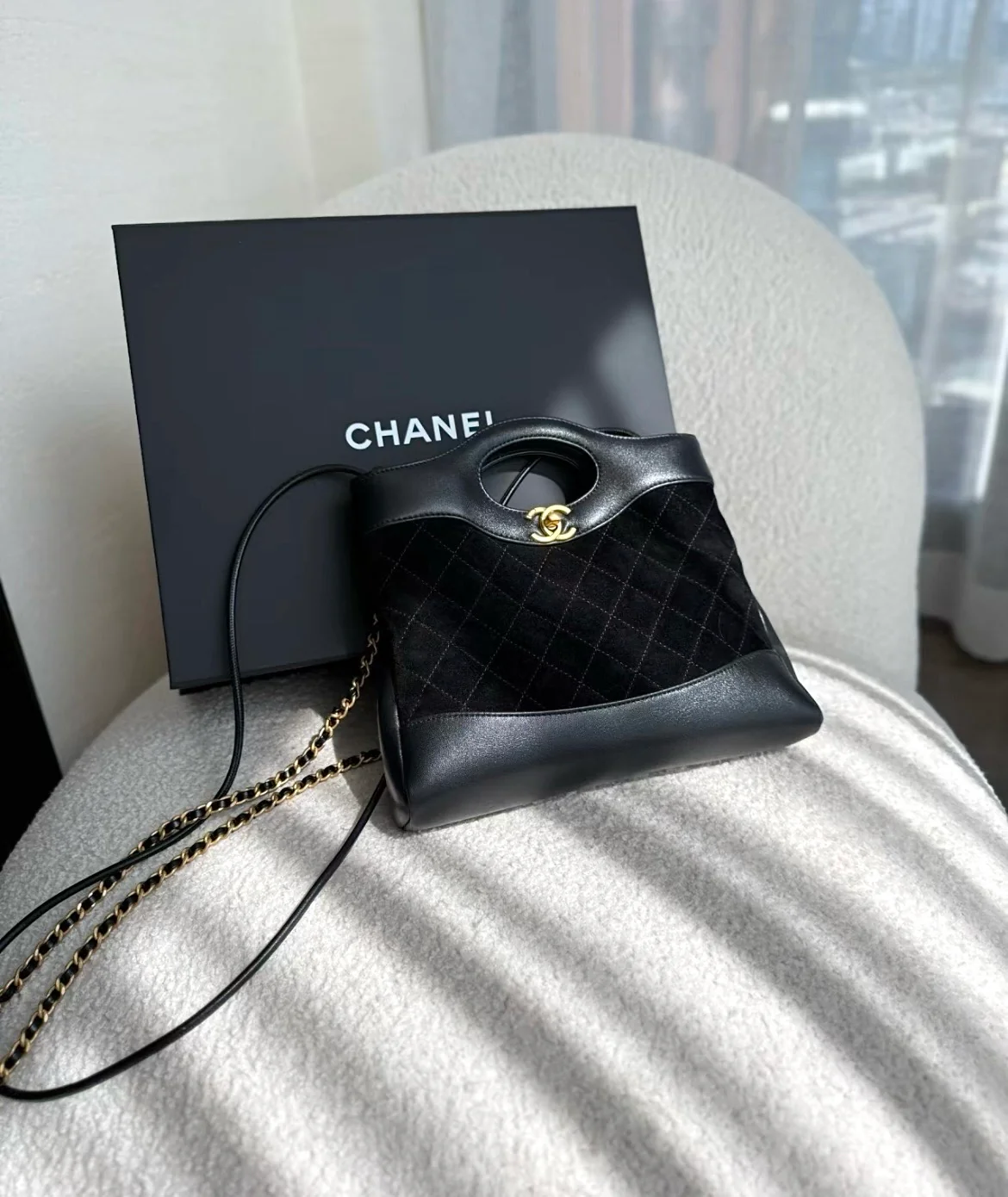 Мини-сумка Chanel 25p 31 из замши, черная