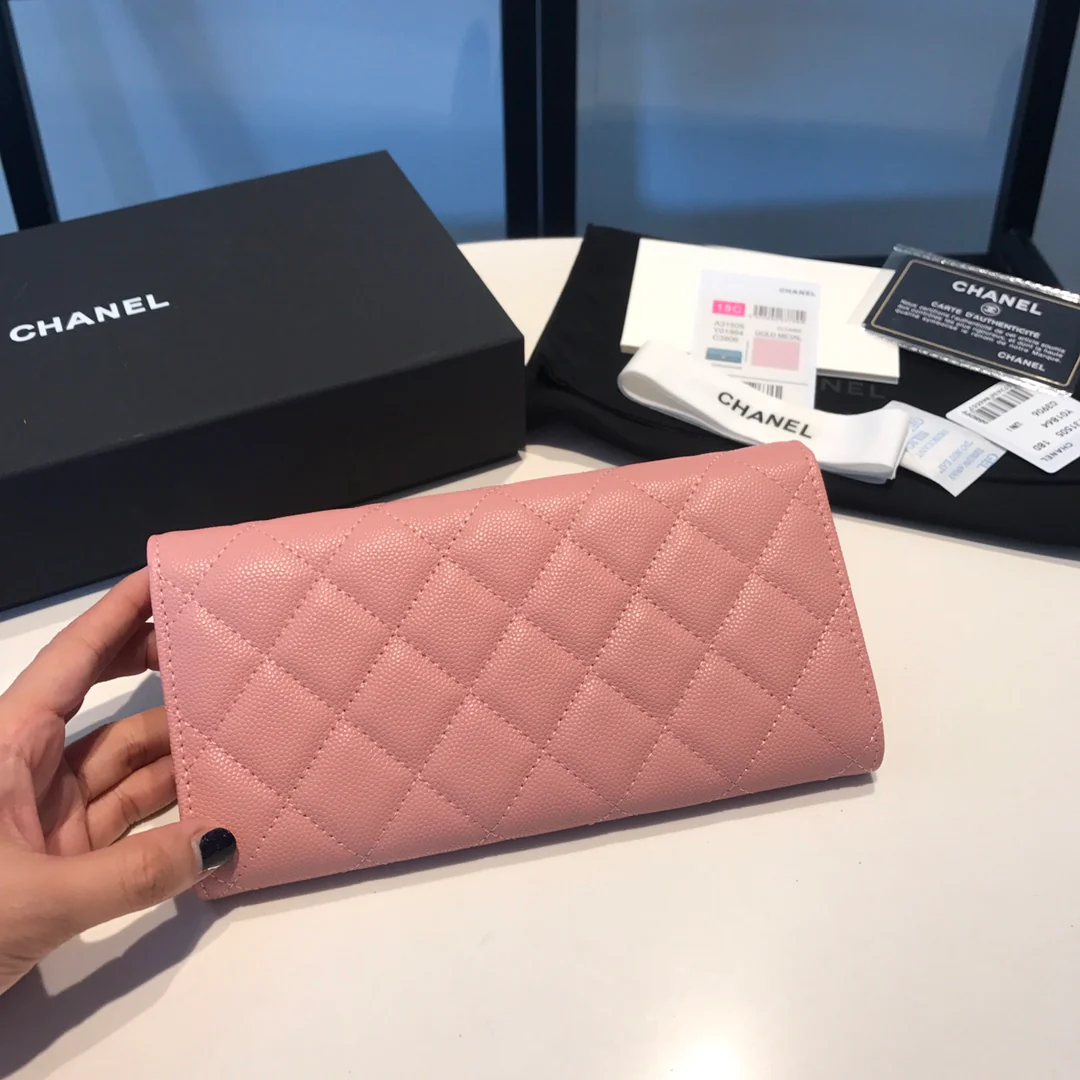 Кошелек-книжка Chanel CF Flip Wallet — розовый, из кожи личи, с золотой пряжкой.