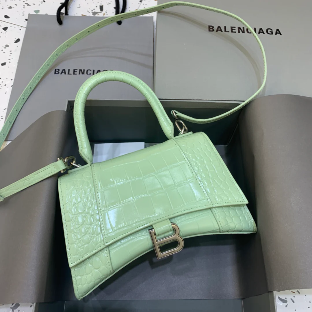 Сумка Balenciaga Hourglass — мятно-зеленая с крокодиловым принтом.