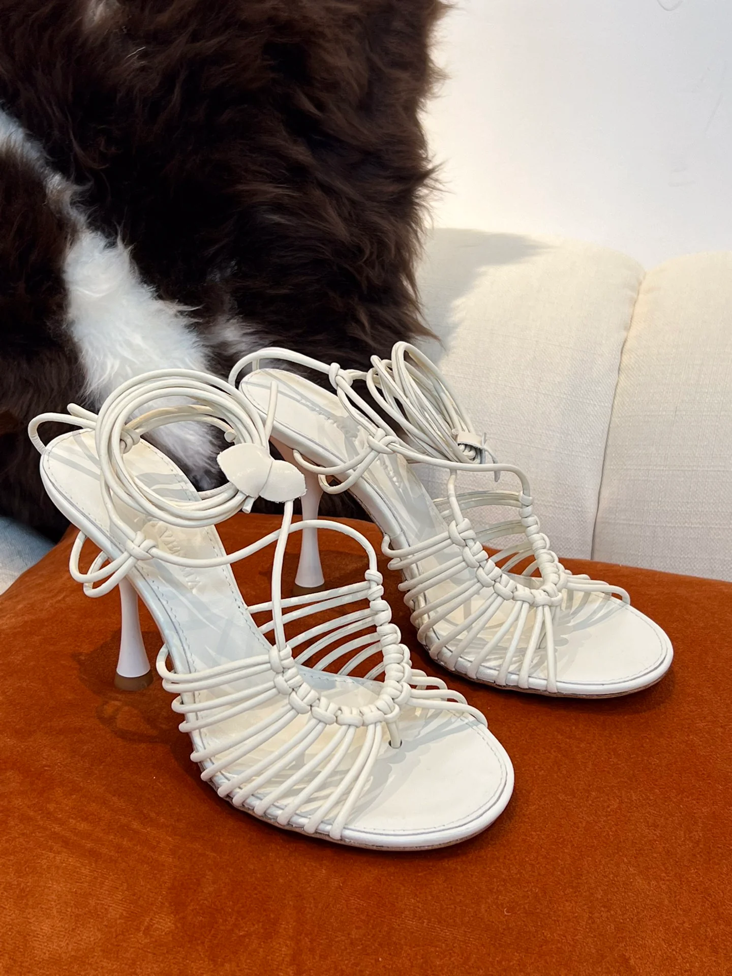 BV - Белые босоножки на высоком каблуке с ремешками