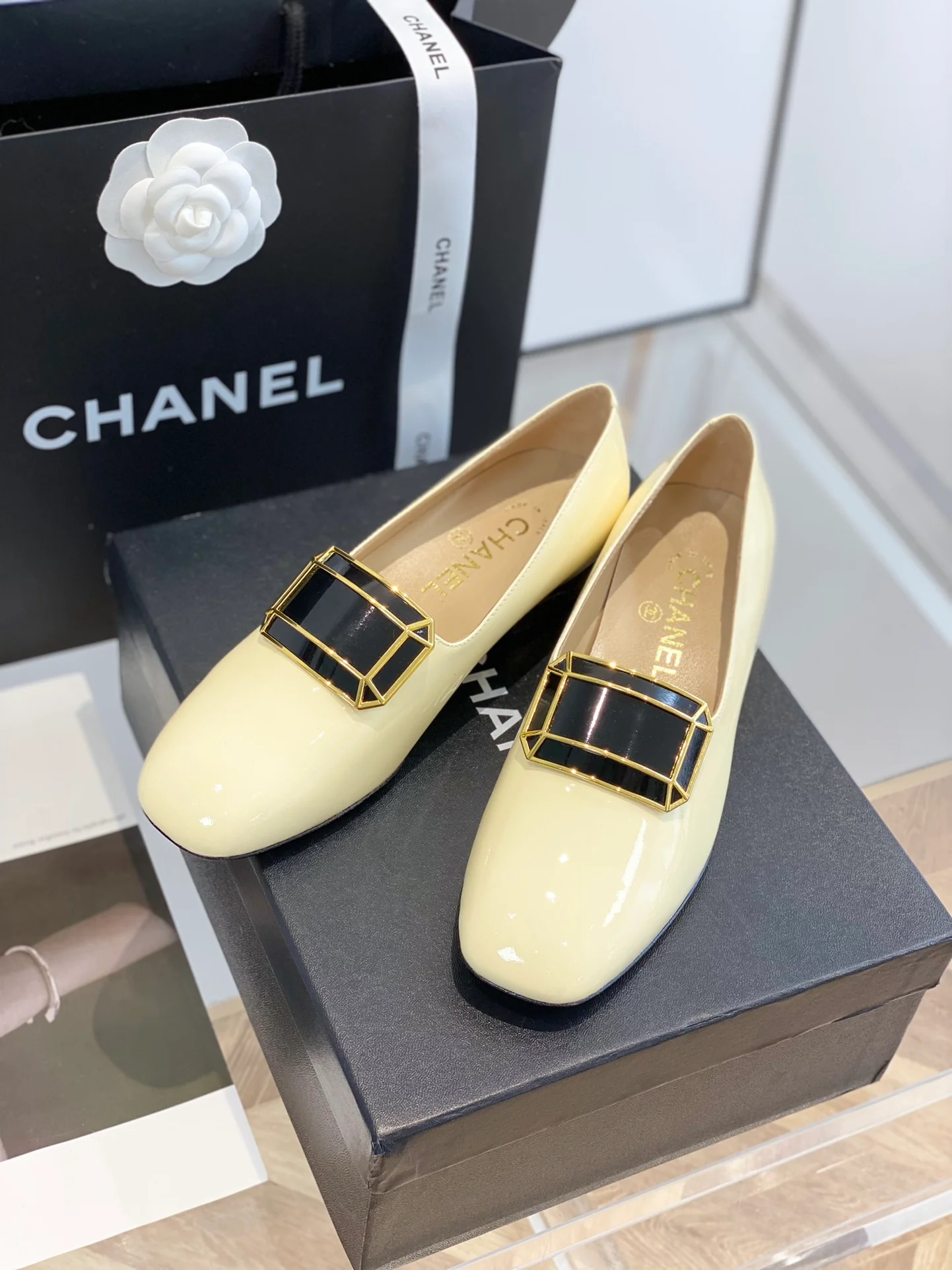 Chanel - Лоферы с пряжкой, украшенной драгоценными камнями