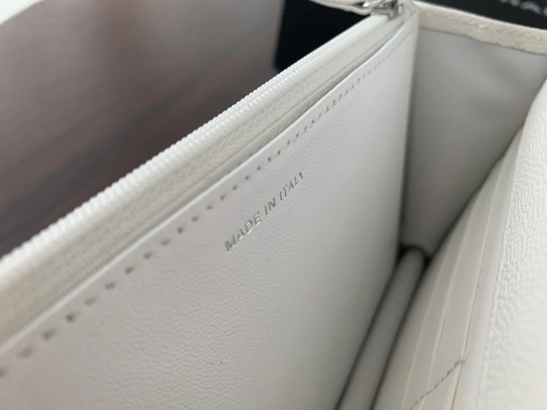 Chanel WOC - Белая глютеновая кожа - Черная пряжка