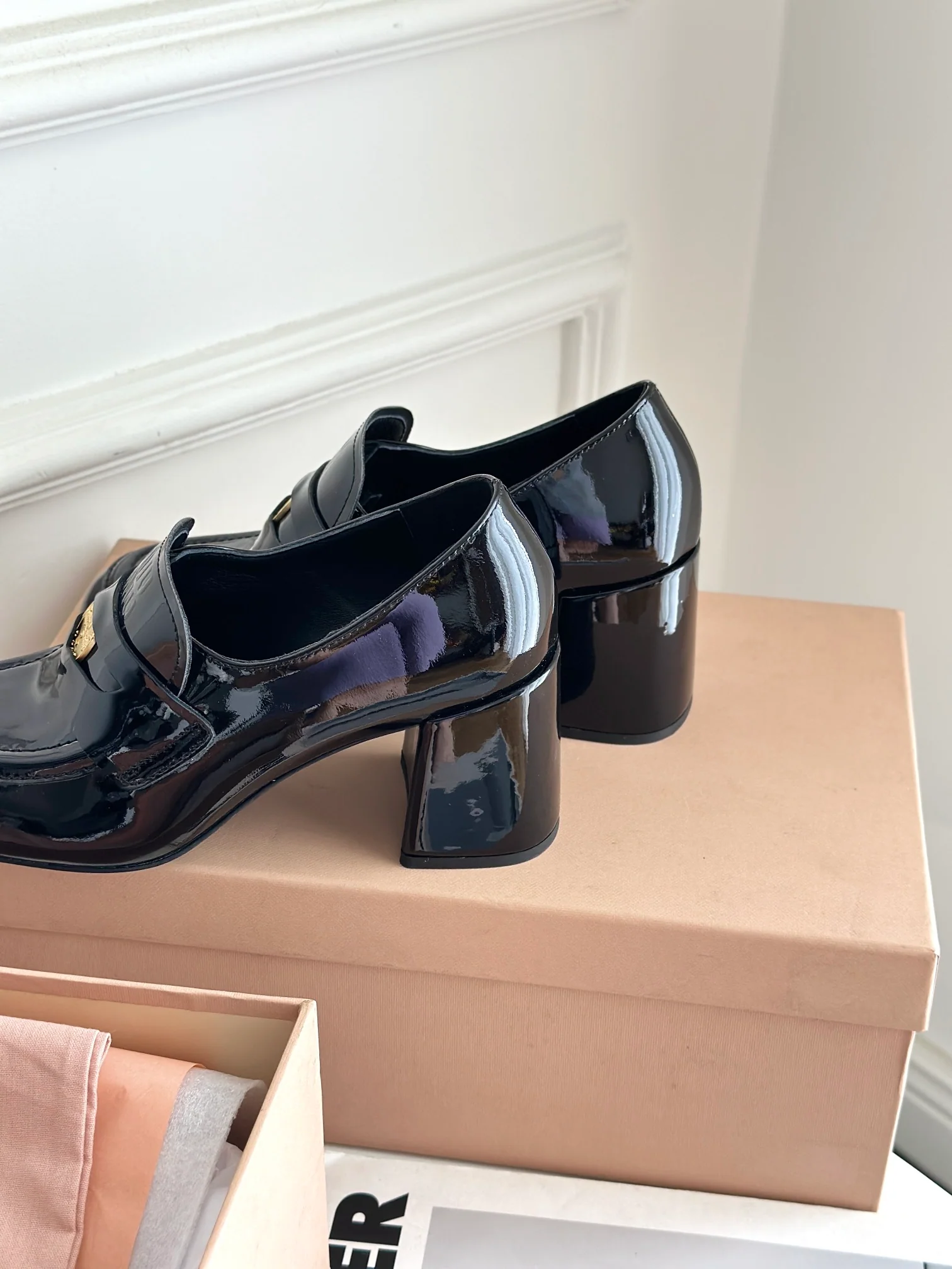 Новинка Miu Miu 2023 года - Лоферы на массивном каблуке с золотыми монетками - Черные