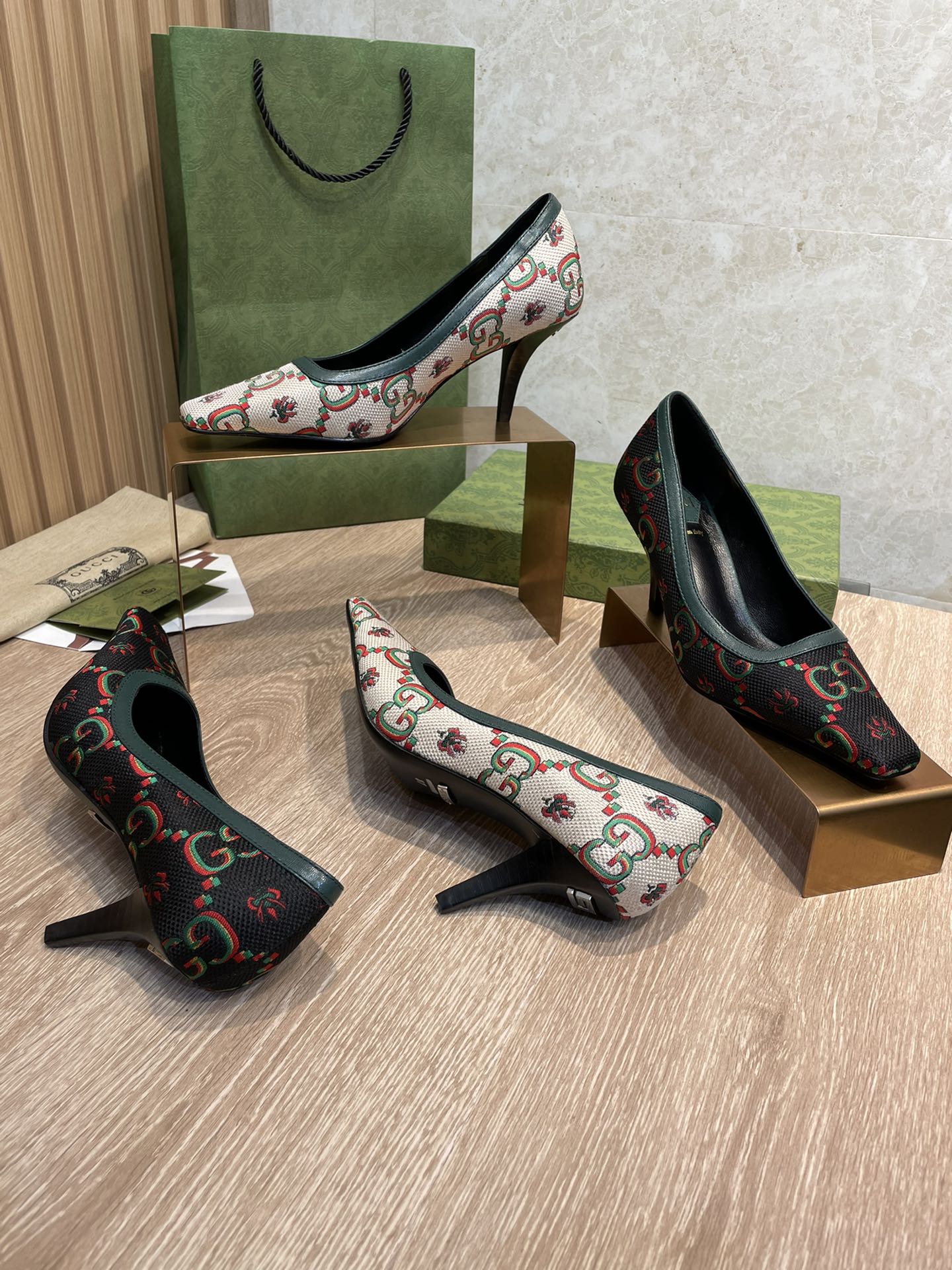 Туфли-шпильки Gucci 22ss с квадратным носком - изображение из коллекции