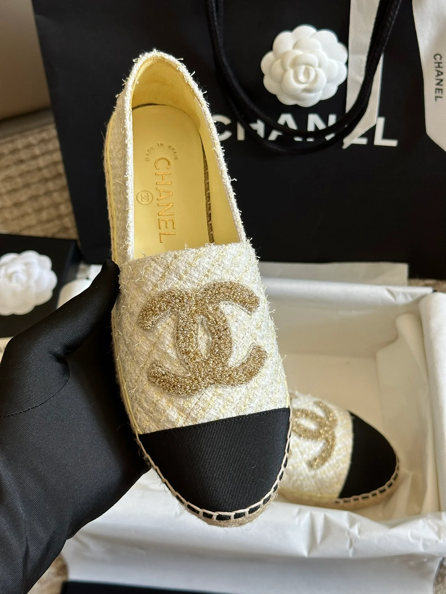 Новинка сезона осень/зима 2023 от Chanel — массивные неоновые рыбацкие туфли.