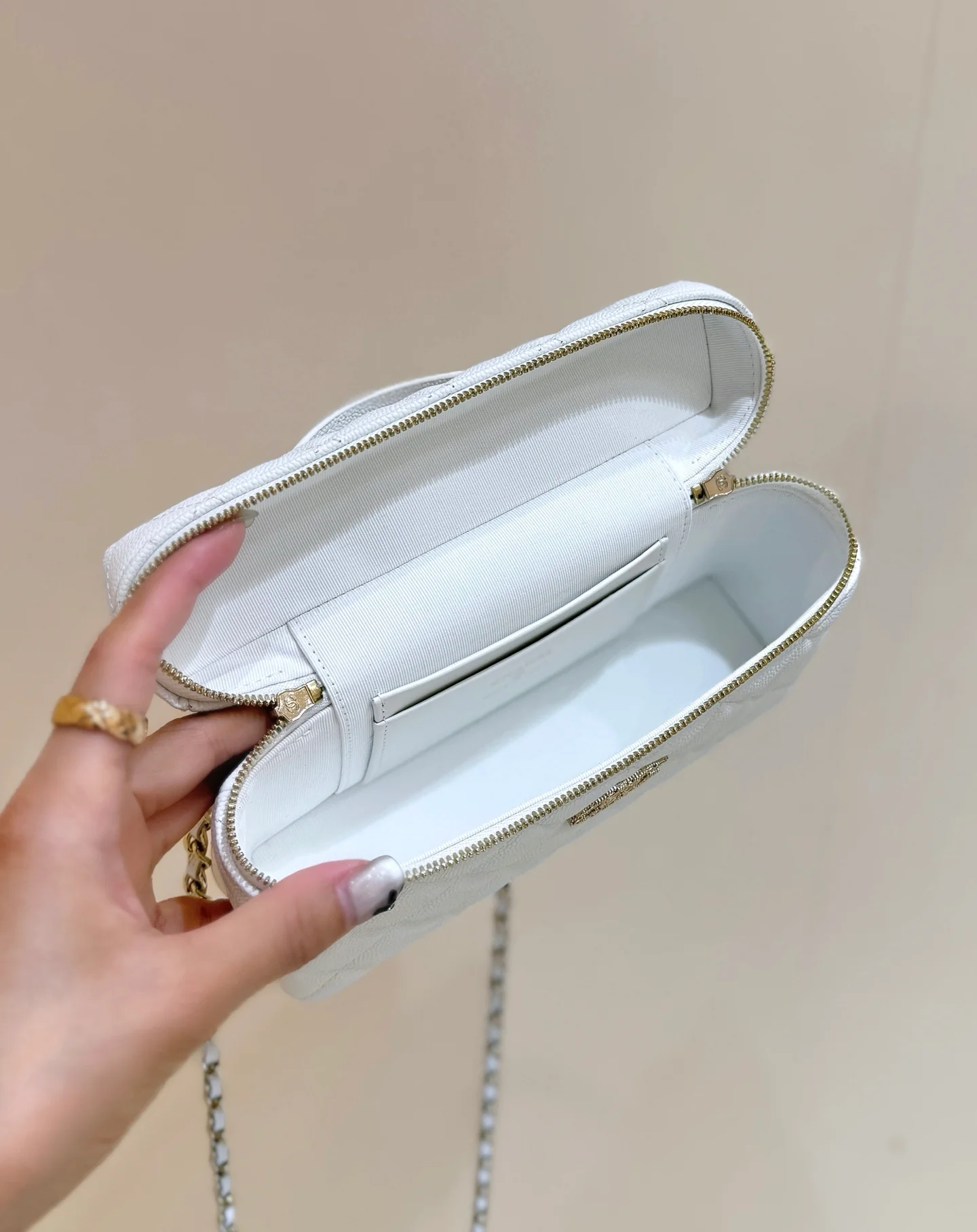 Сумка-ланчбокс Chanel 25p Limited Edition в форме сердца с бриллиантом — белая.