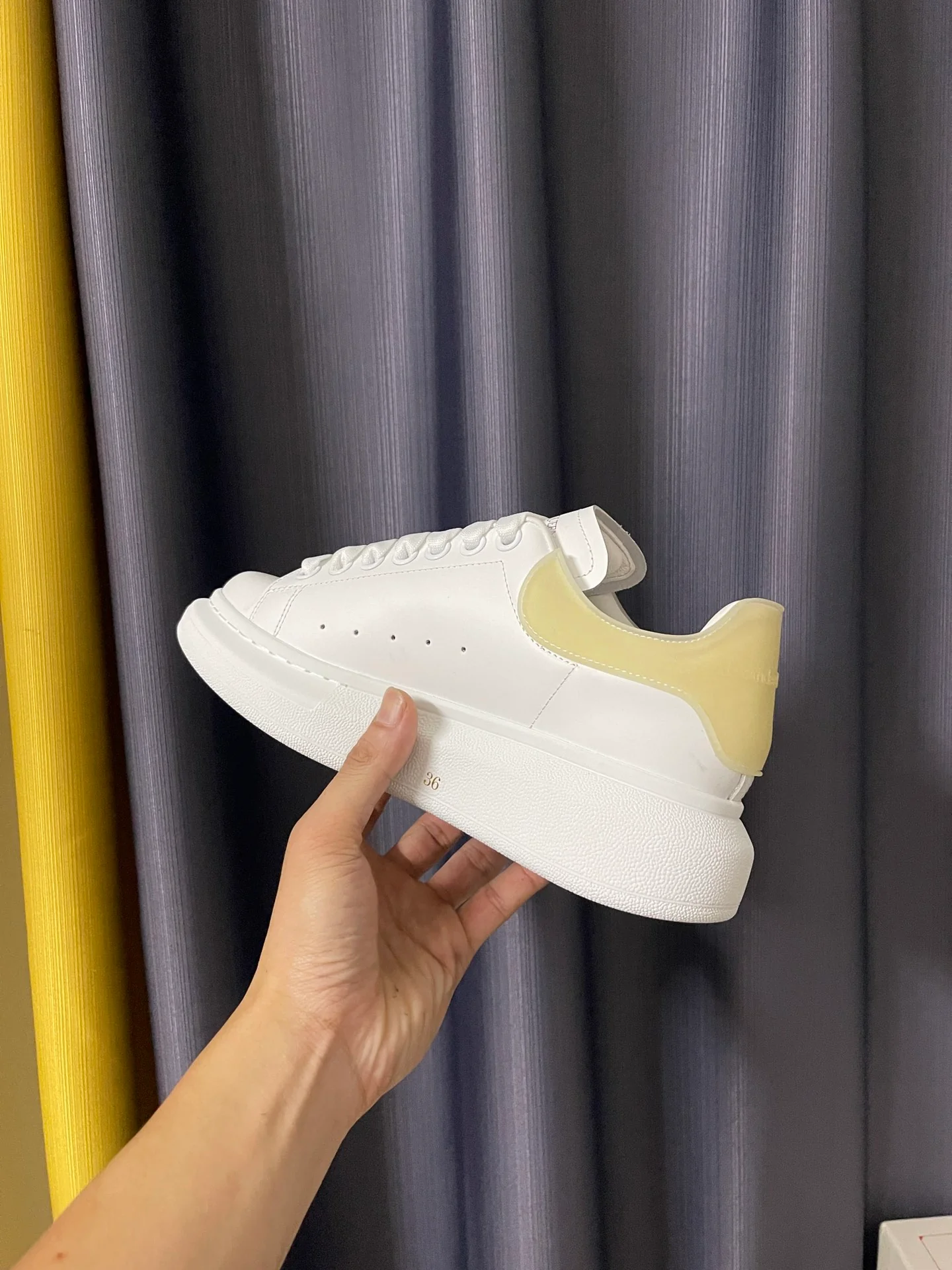 Классические белые кроссовки McQueen - унисекс - прозрачный абрикосовый каблук с эпоксидной смолой