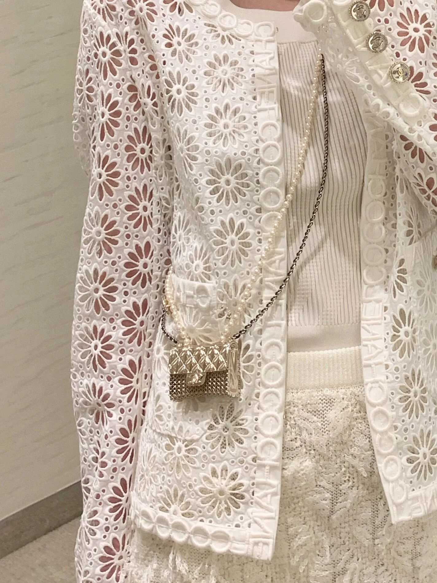 Металлическая сумка Chanel с жемчужной цепочкой