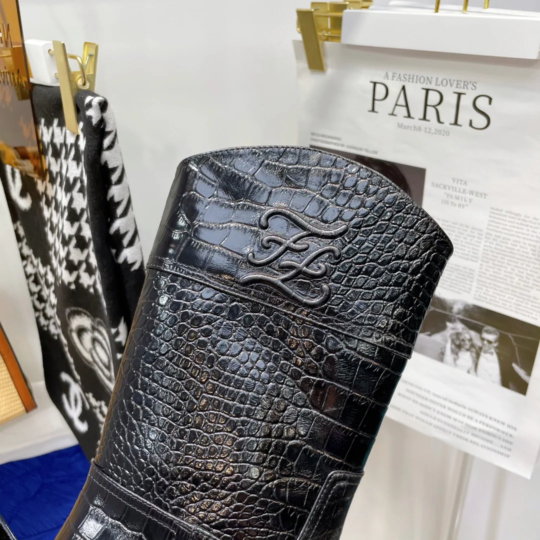 Кожаные сапоги Fendi до середины икры - черные