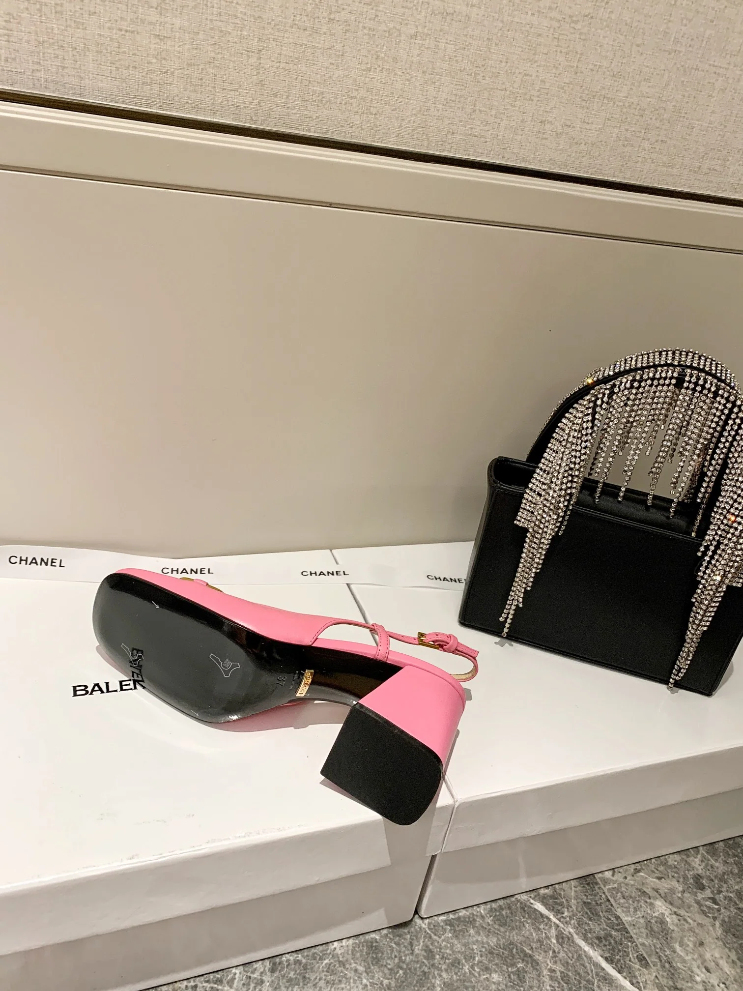 Сандалии Gucci в стиле ретро с квадратным носком и низким каблуком