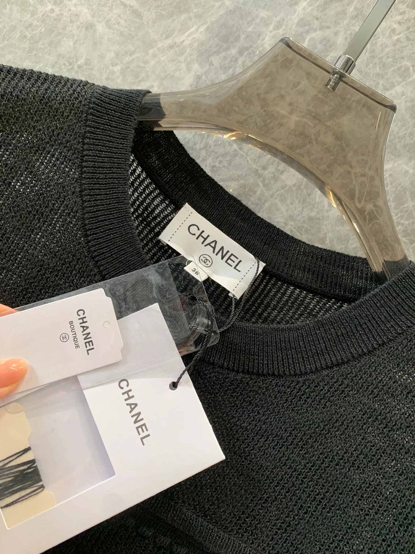 Черный вязаный топ Chanel 2404 для богатой и красивой женщины