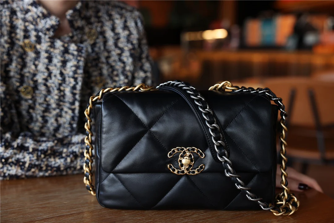 Сумка Chanel 19 — черная с золотой фурнитурой — маленькая