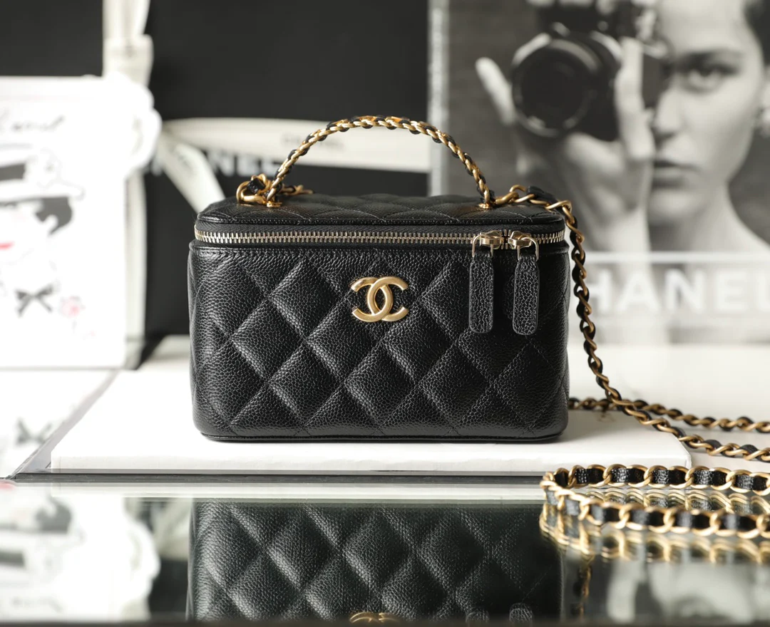 Браслет Chanel из весенне-летней коллекции - с буквой - квадратная форма - черный