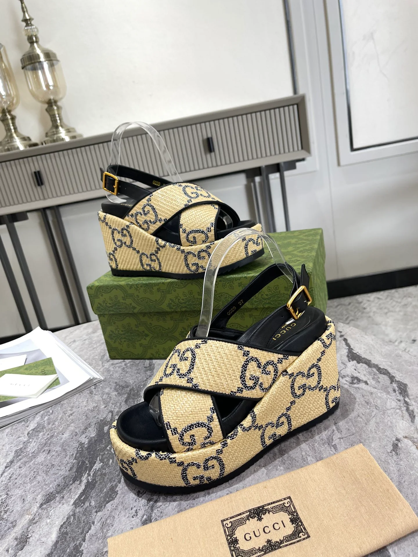 Новинка Gucci 2022 года - Сандалии на танкетке