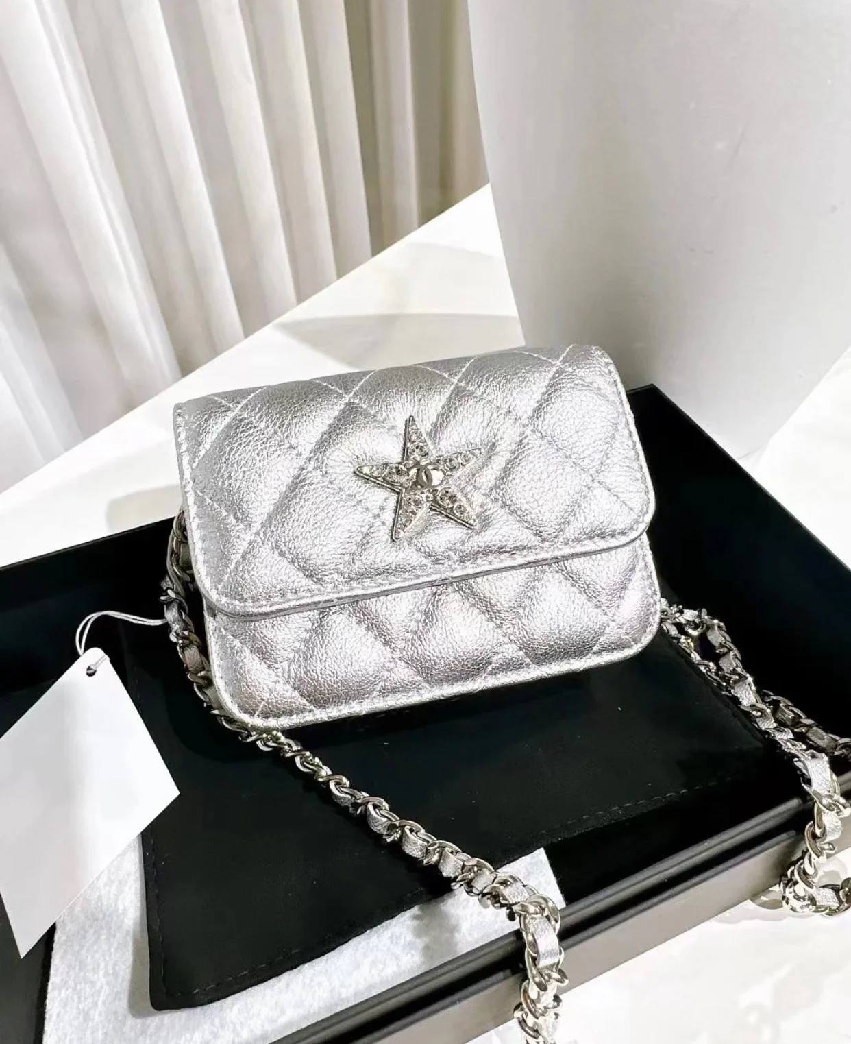 Новинка весны/лета от Chanel - Мини-сумка через плечо Chanel 24c - Серебристая