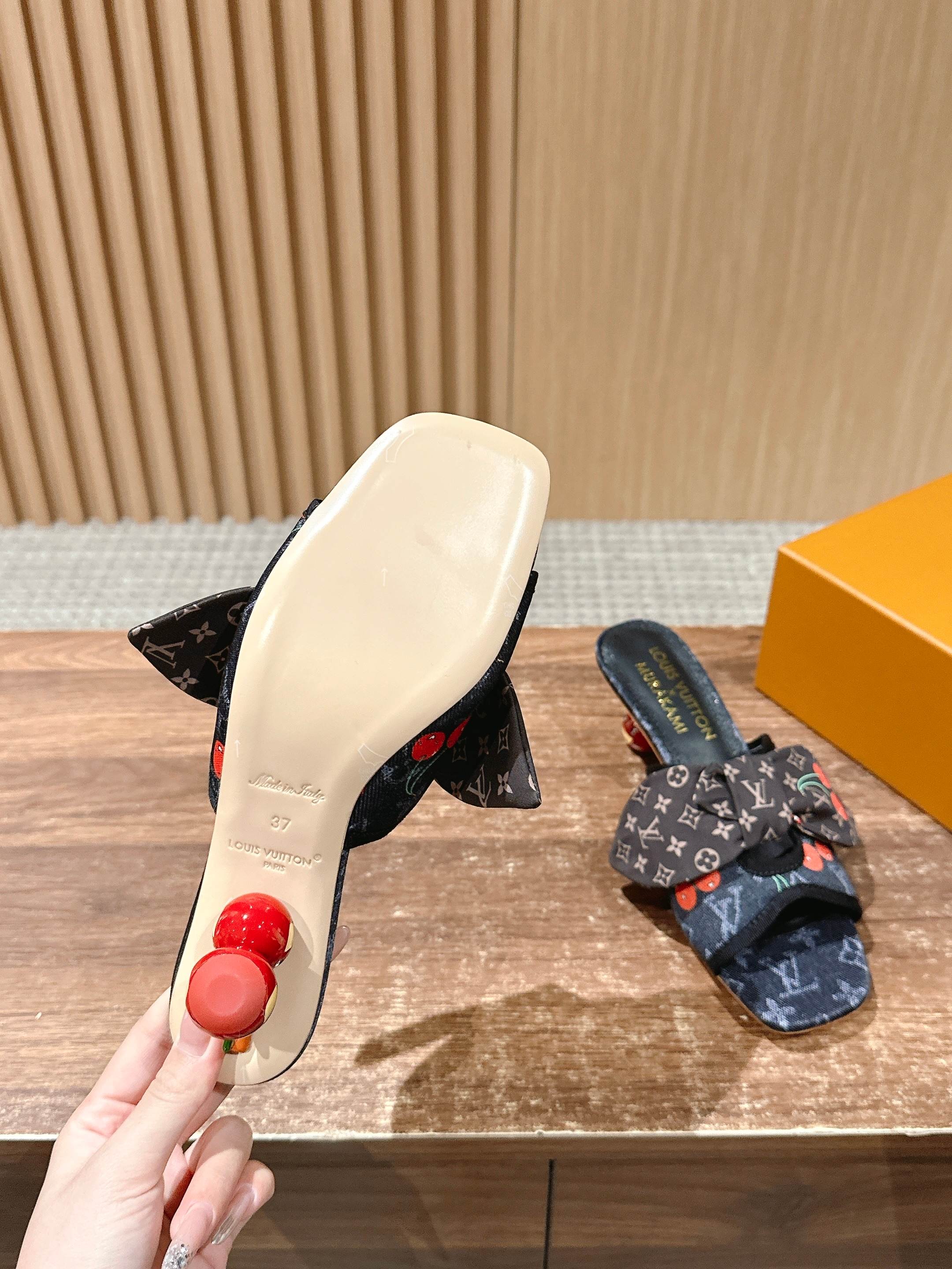 LV - Босоножки на низком каблуке с бантом и вишневым узором - Черные