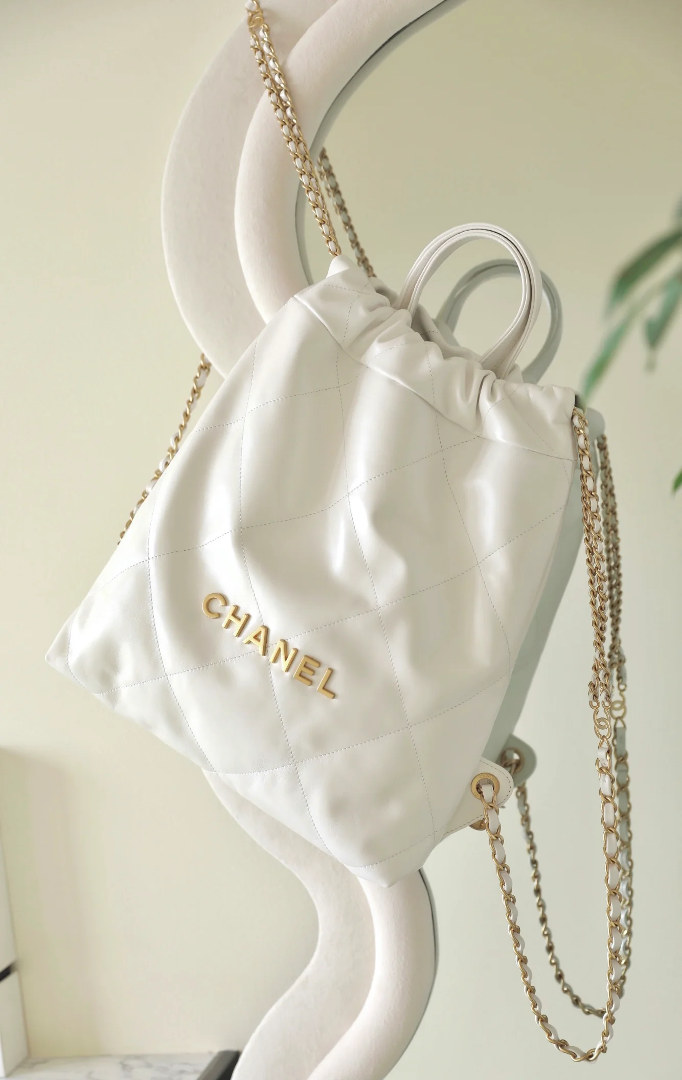 Chanel - Новый маленький рюкзак - Белый с золотой фурнитурой