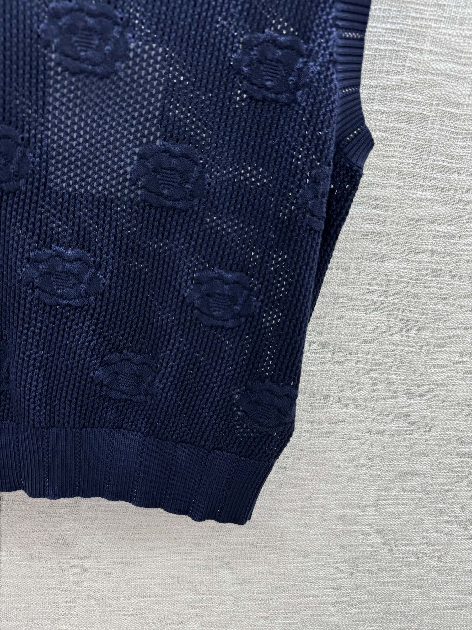 Вязаный жилет Chanel 2403 Camellia с ажурной отделкой - черный