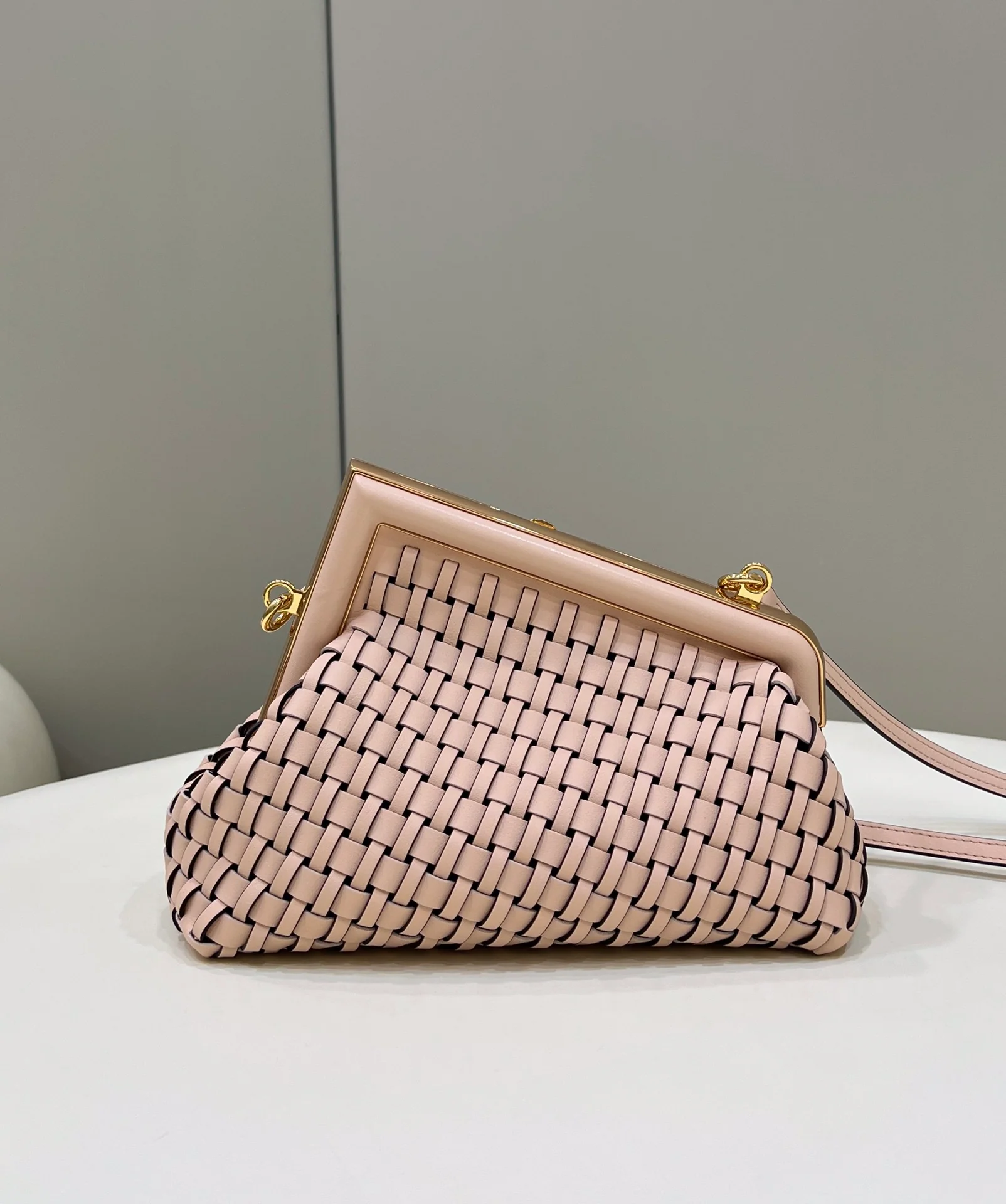 Сумка Fendi First, маленькая, розовая, из плетеной овечьей кожи.