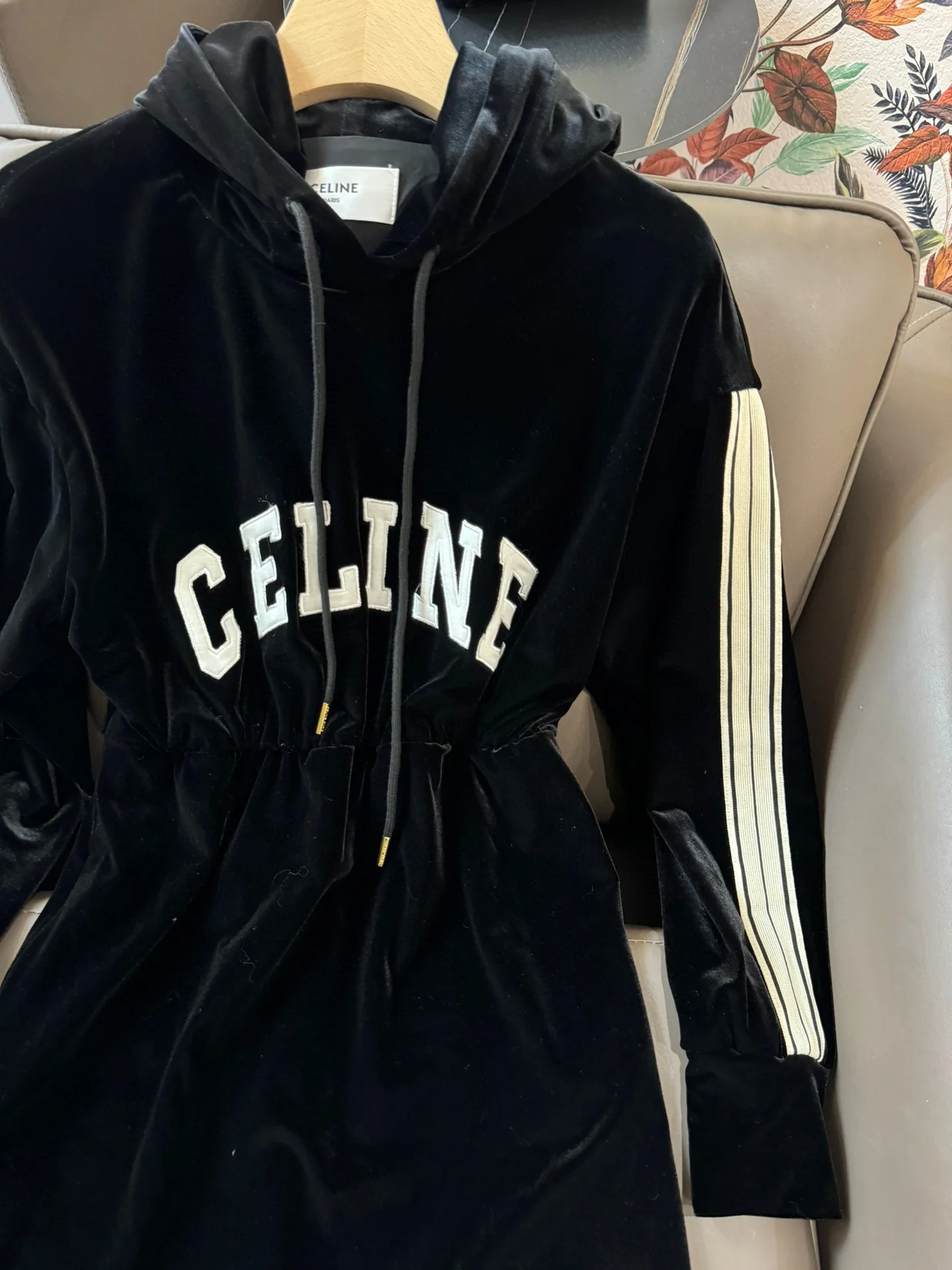 Celine - 2403 - 24ss Новое бархатное платье с длинными рукавами