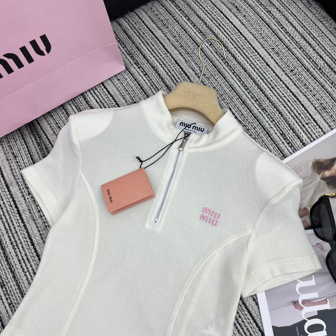 Miu Miu - 2404 - Коллекция весна/лето 2024 - Новый костюм Miu с воротником-стойкой, подплечниками и приталенным силуэтом - Белый