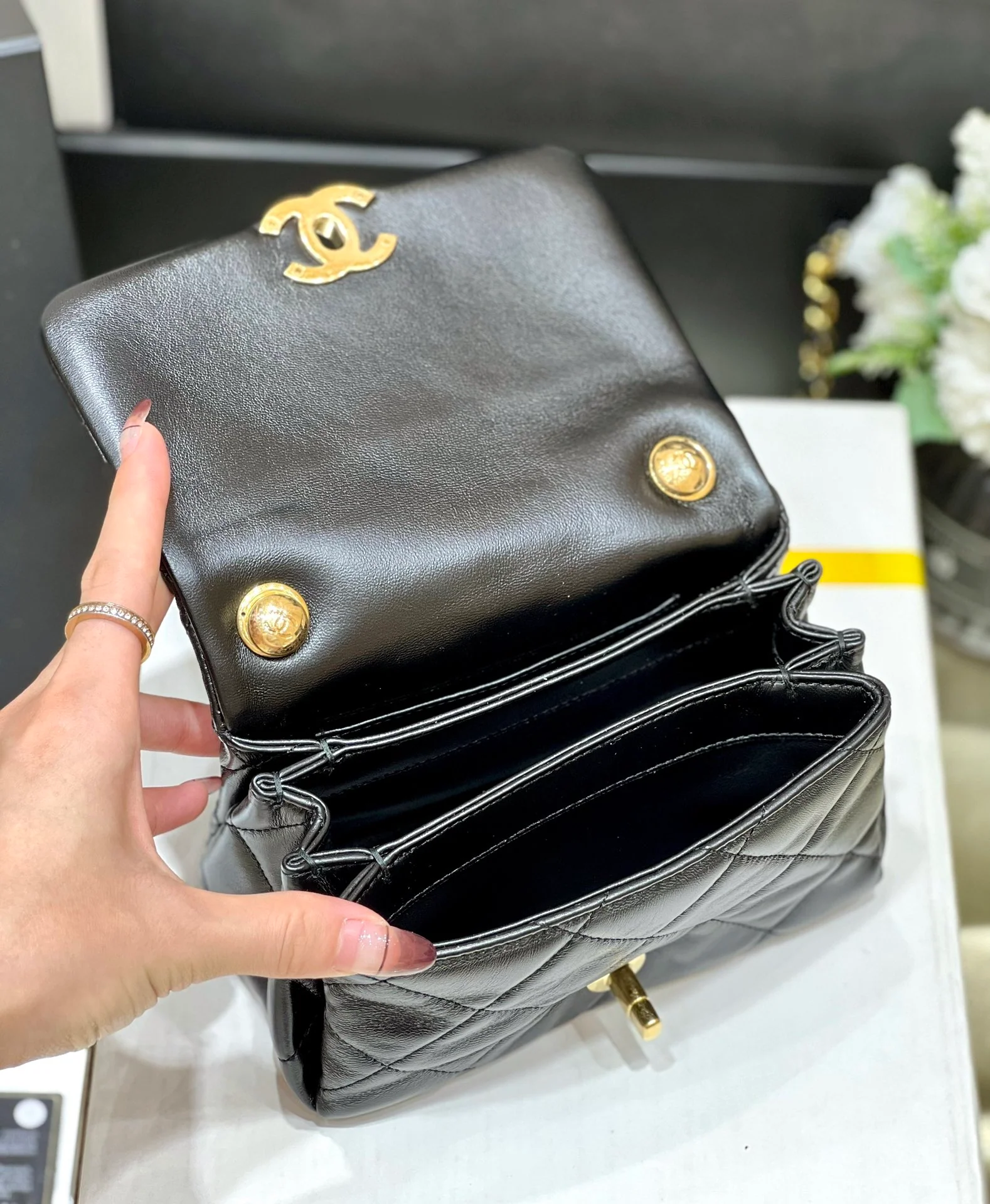 Коллекция Chanel 2022 Métiers d'Art — Сумка-гармошка на массивной цепочке — Мини