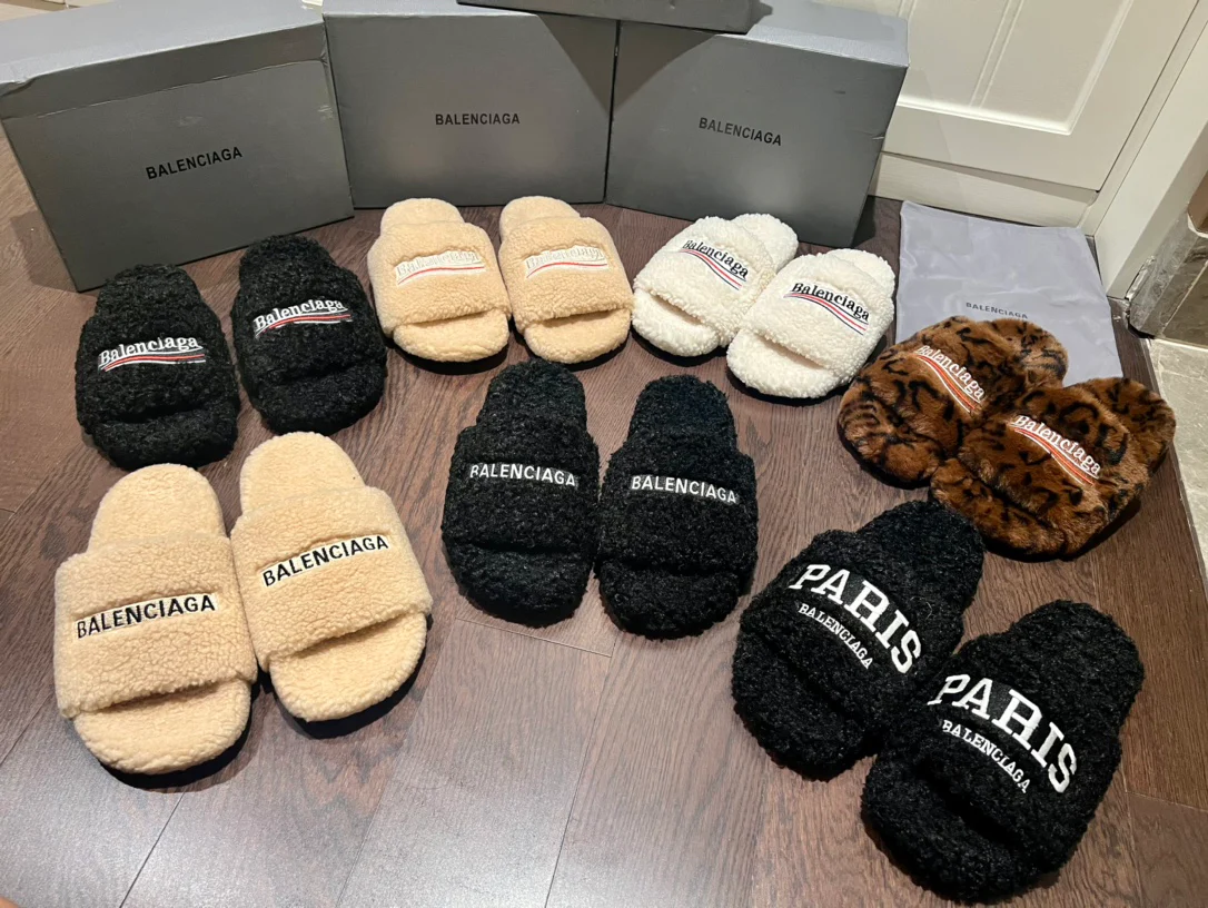 Новые поступления от Balenciaga весна/лето: тапочки из искусственного меха 
