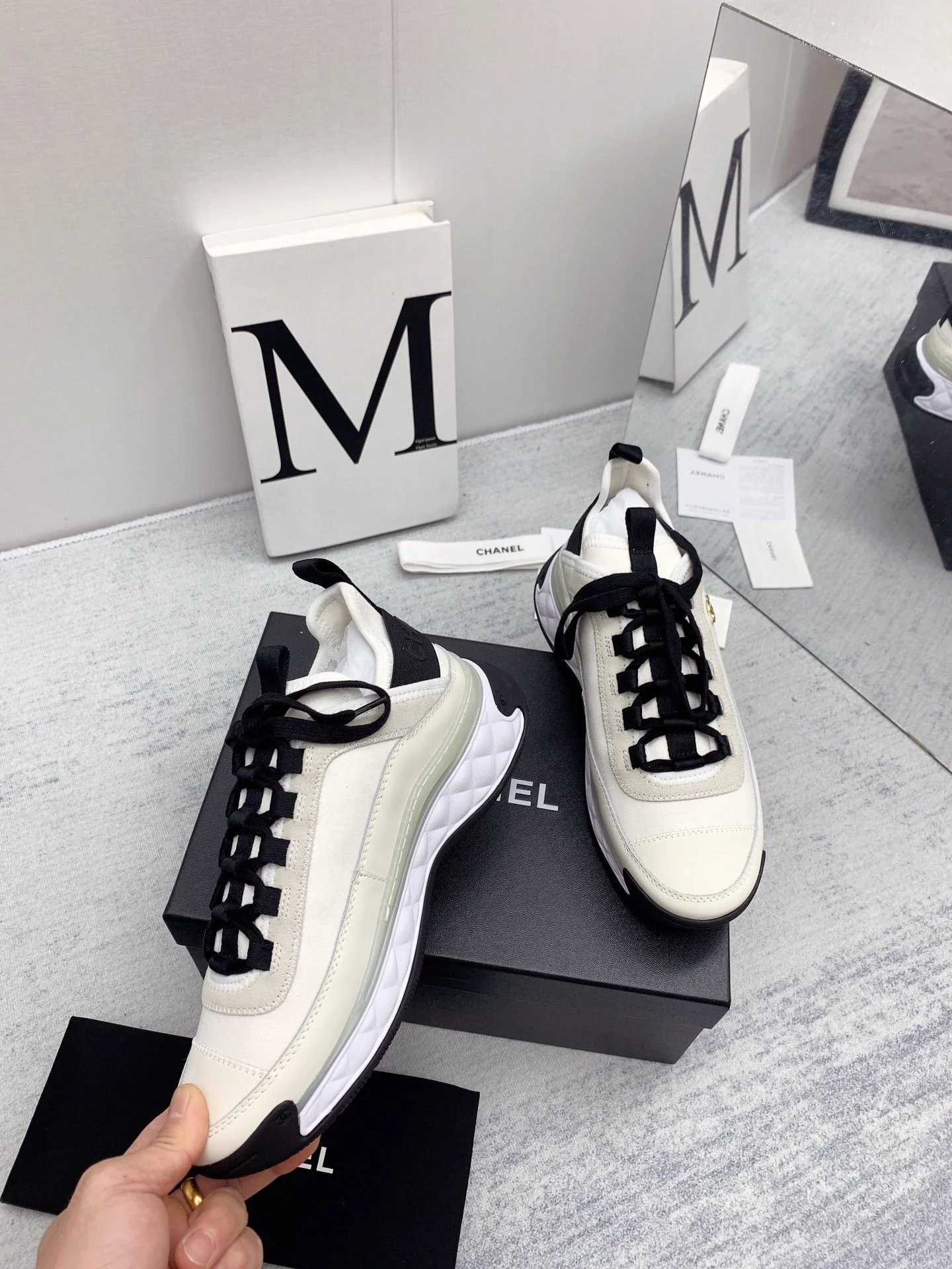 Новинка сезона осень/зима 2021 от Chanel - кроссовки с ромбовидным узором - белые.