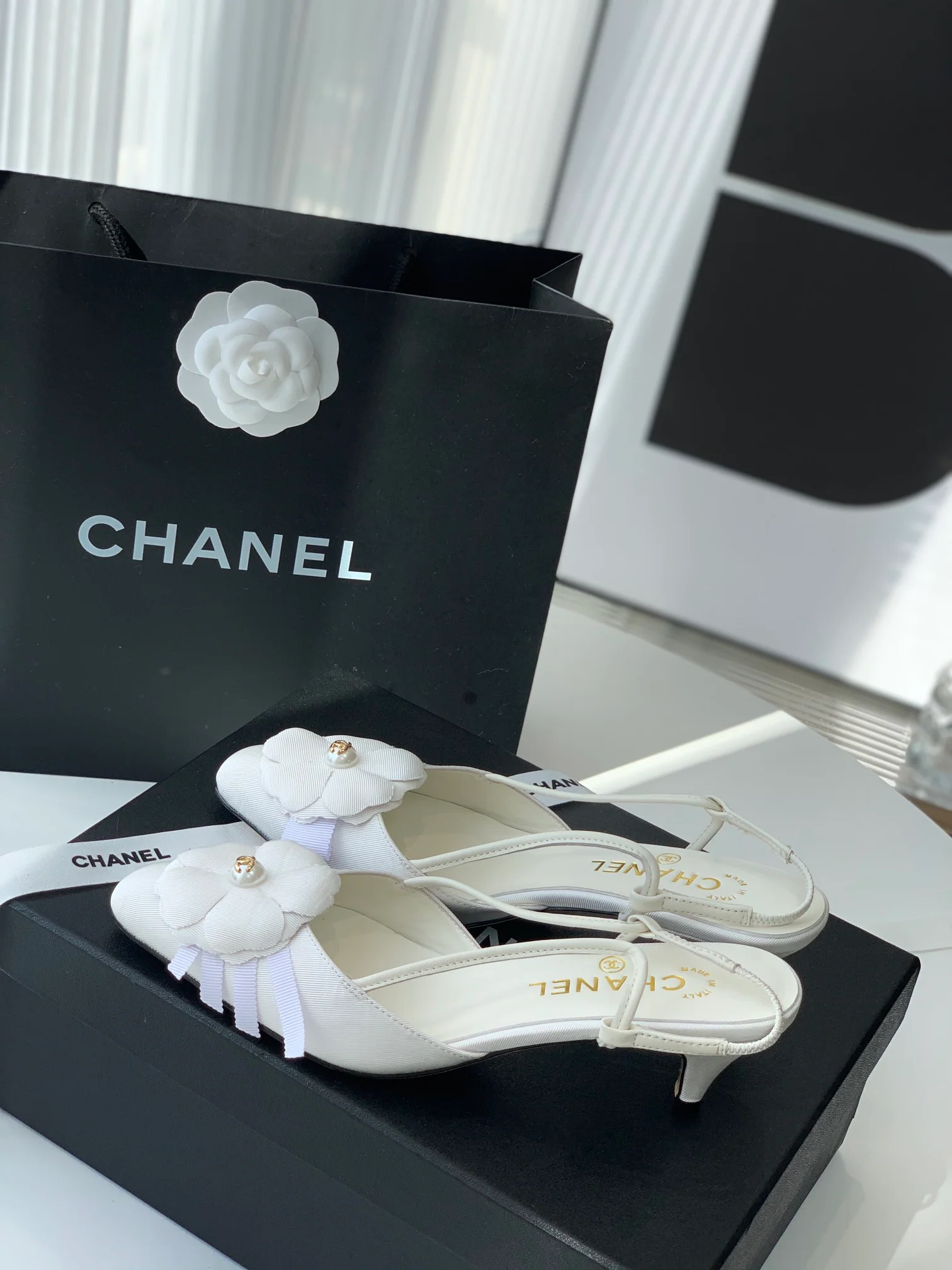 Сандалии Chanel, украшенные камелиями, размеры 35-39-40 (изготовление на заказ)