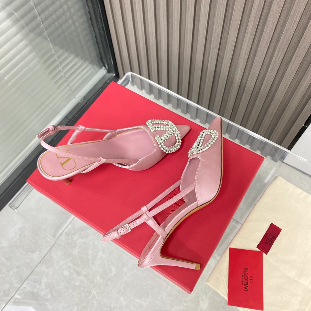 Valentino - Новейшая коллекция бутика - Сандалии и туфли на каблуке с V-образными замшевыми вставками - 2