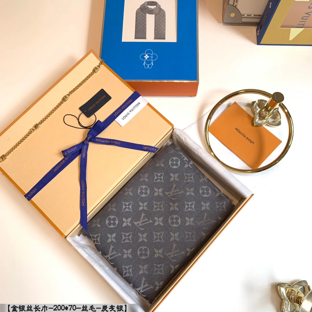 Шелковый шарф LV золотистого и серебристого цвета - ткань из шелка и шерсти, 200-70 см.