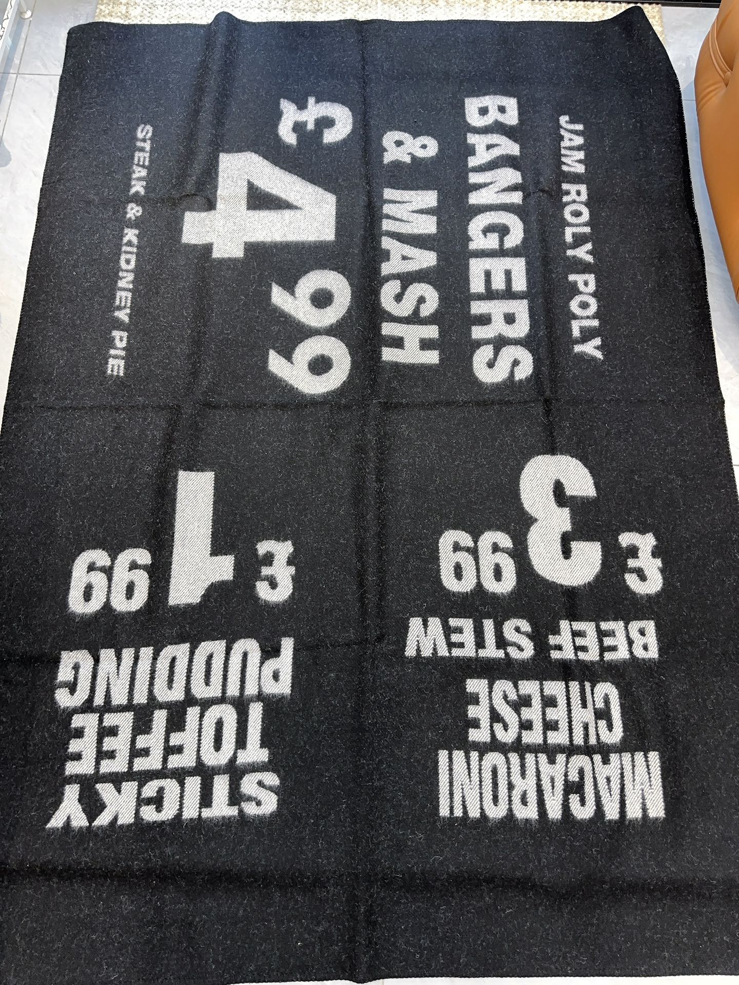 Плед-шаль Celine 2024 в форме текста