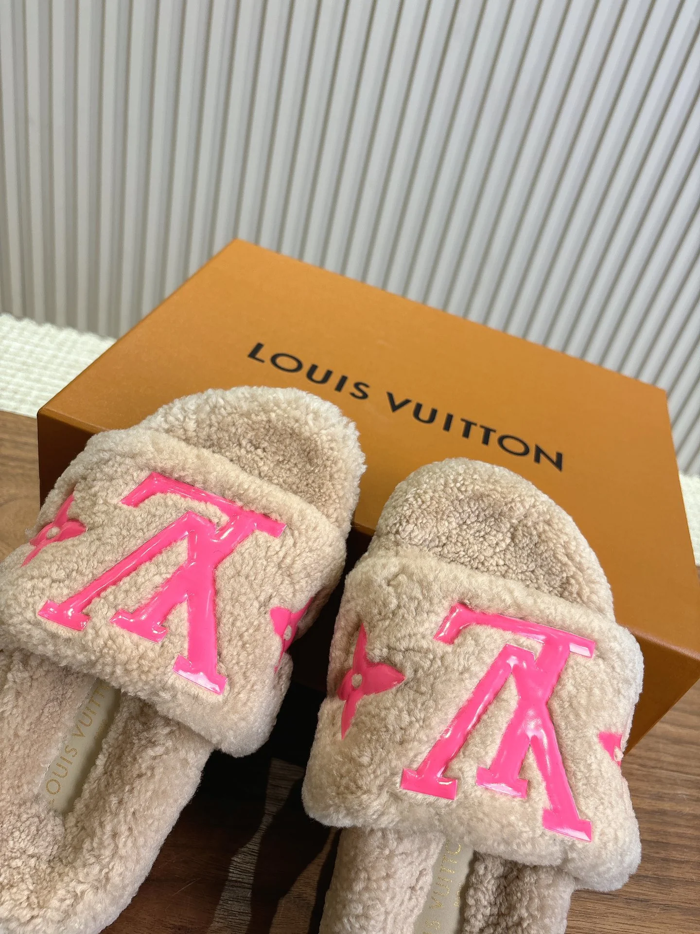 LV-2024 Шерстяные тапочки - Кофейный