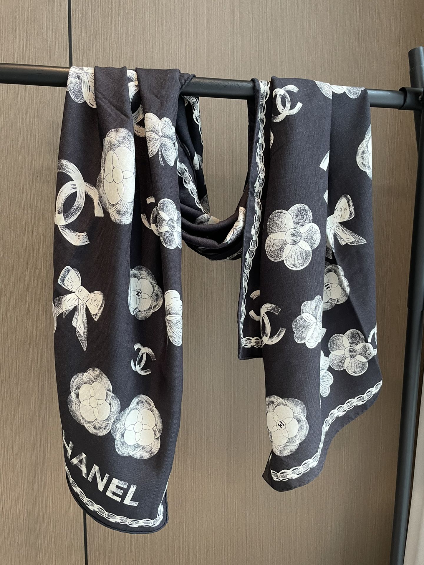 Бархатный шарф Chanel Camellia 2024 - 65-185 - Черный