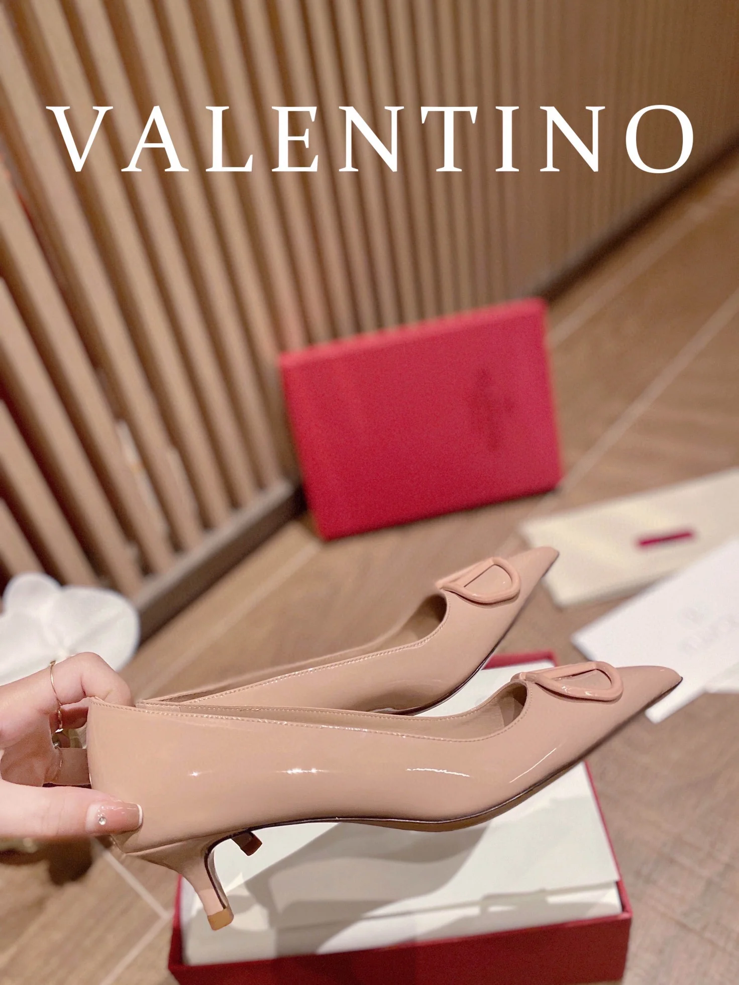 Лакированные туфли Valentino V-образной формы на каблуке - розовые