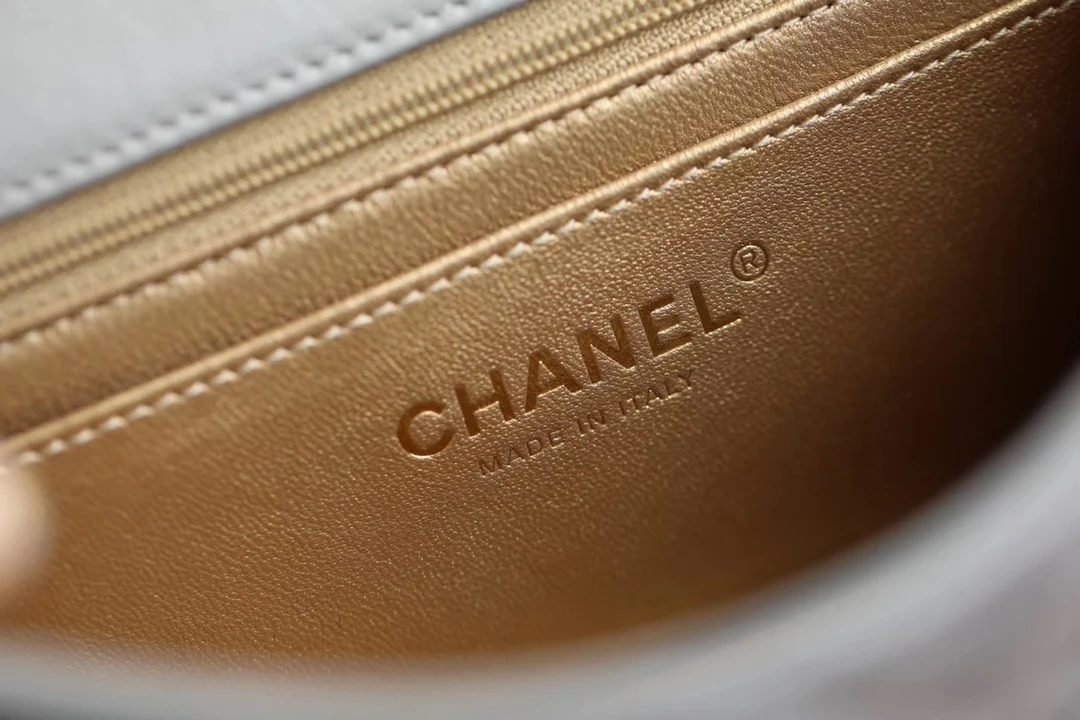 Chanel - Золотая сумка-клапан с шариком из углеродного волокна - Серая