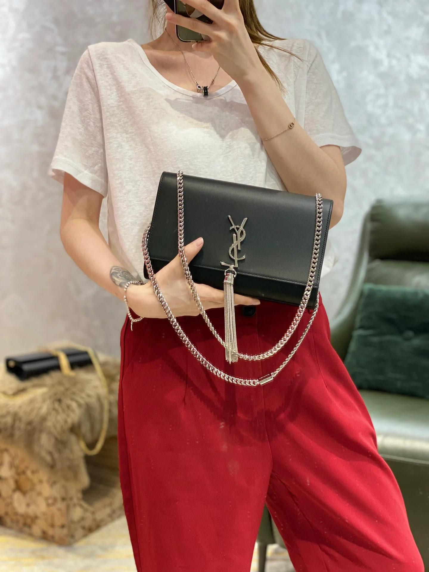 Черная сумка-кроссбоди YSL Kate с цепочкой и серебряной пряжкой