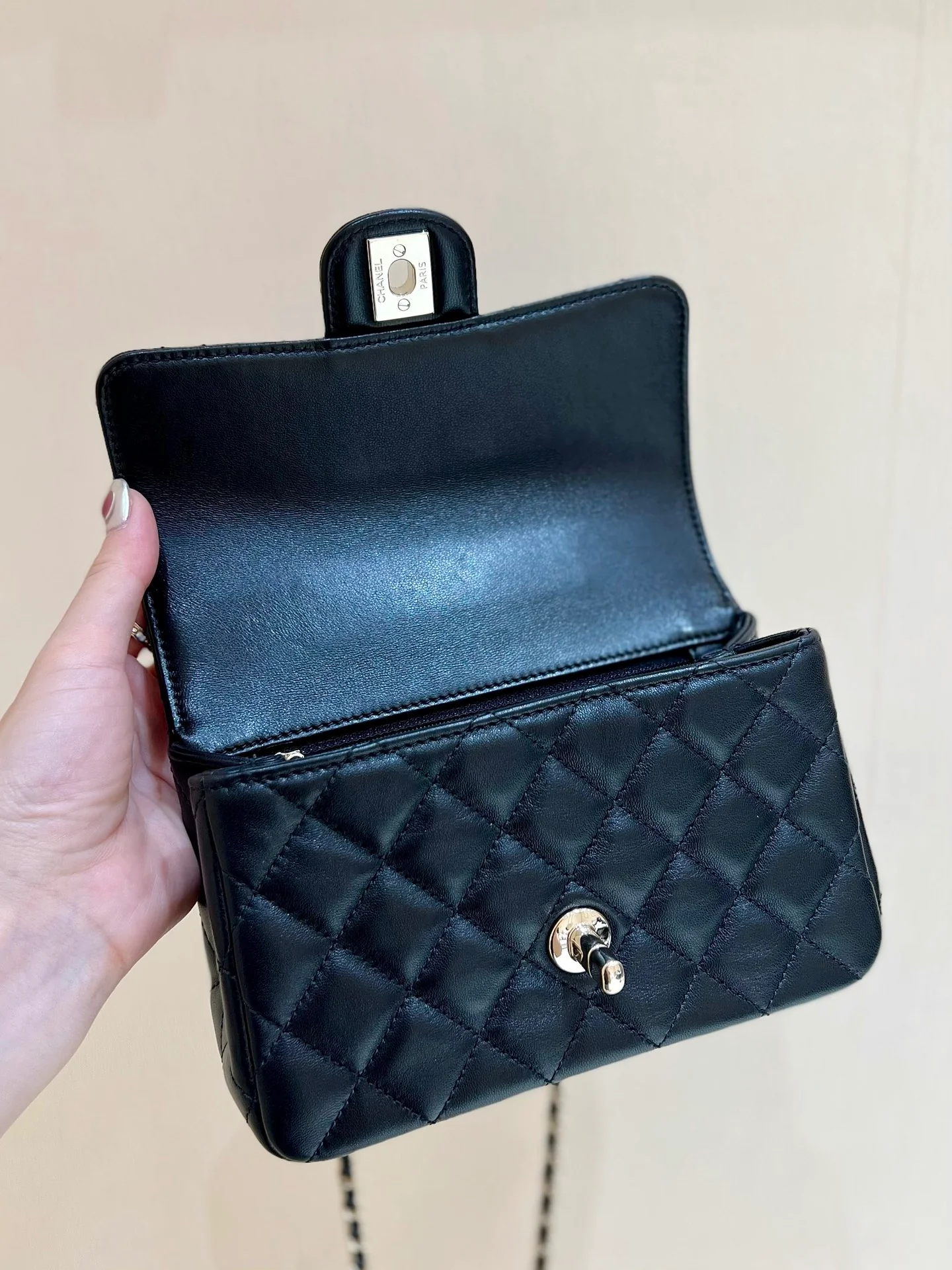 Ручка сумки Chanel 23a CF со стразами - черная